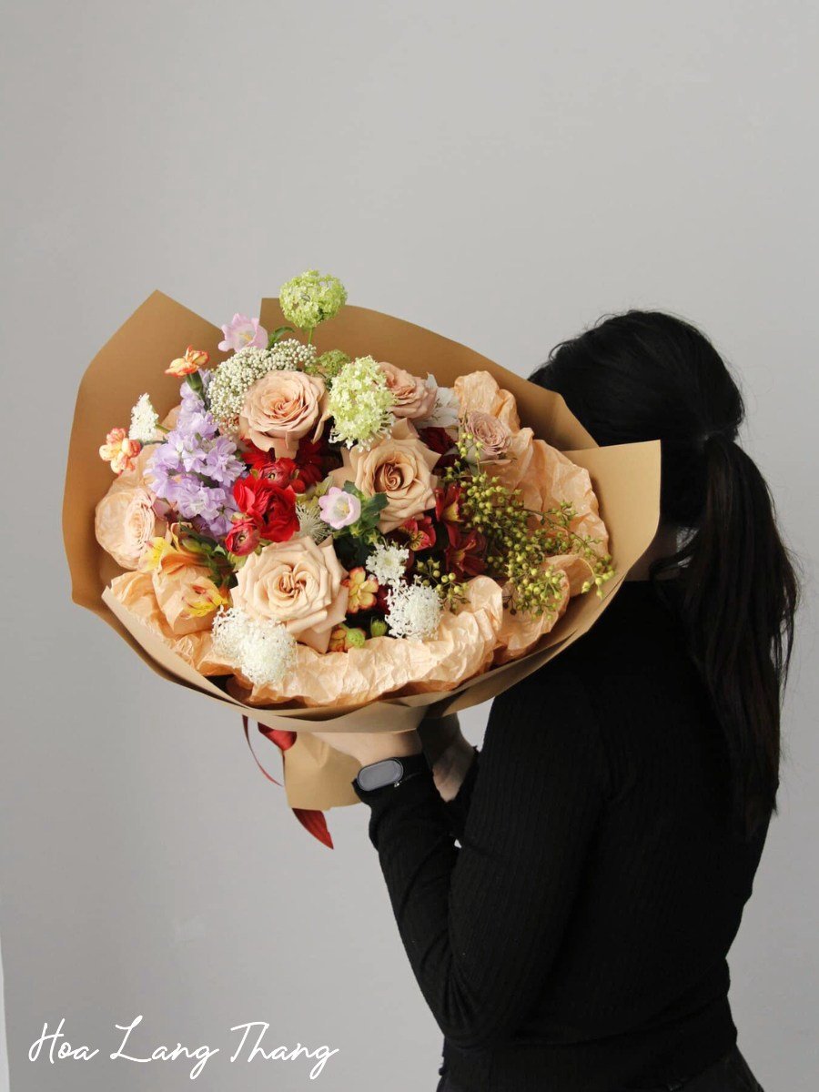 Bó hoa nhiều màu sắc gồm hồng, <a href=