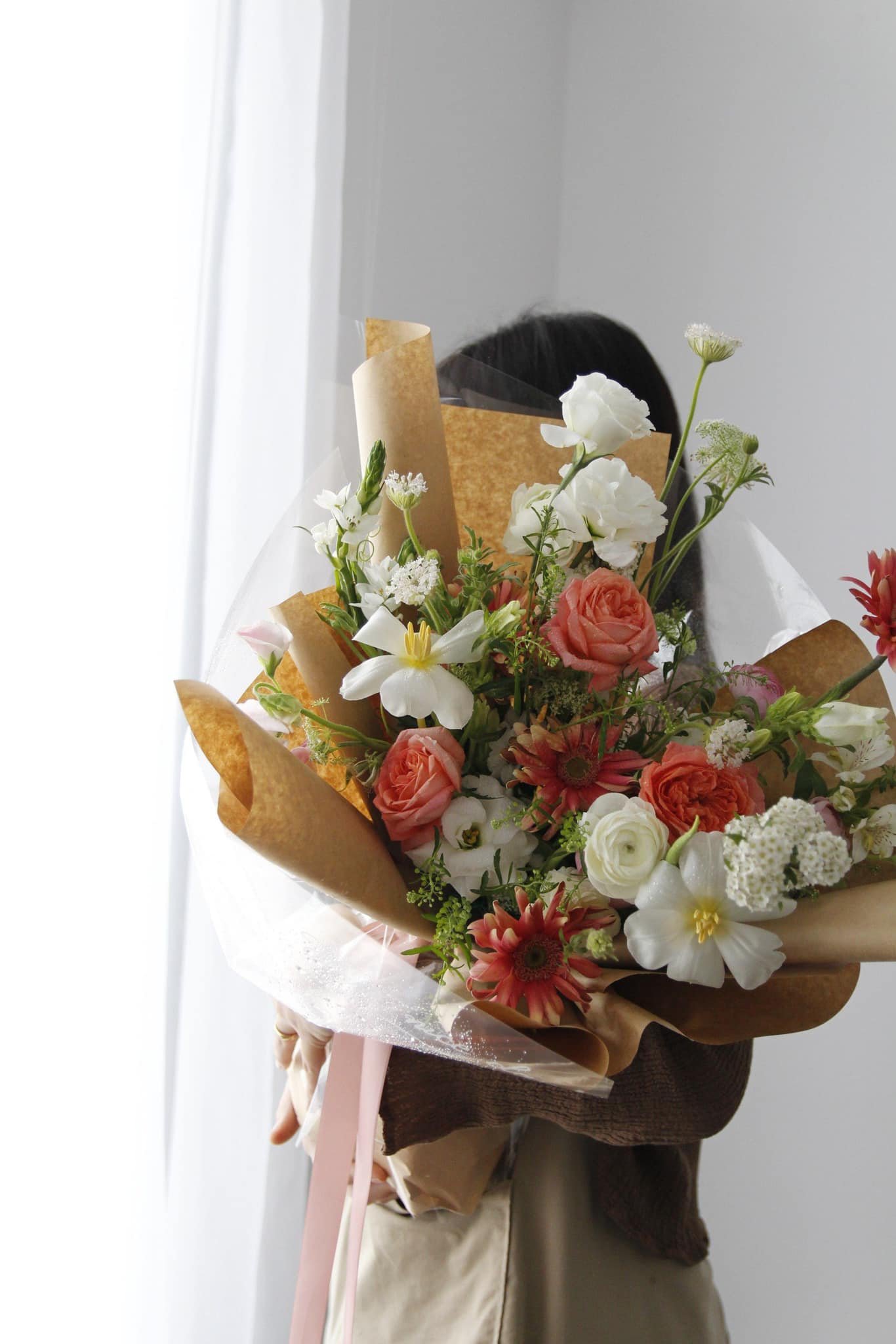 Bó hoa tươi nhiều màu sắc với hoa hồng, lan hồ điệp và baby, kiểu cắm đẹp mắt