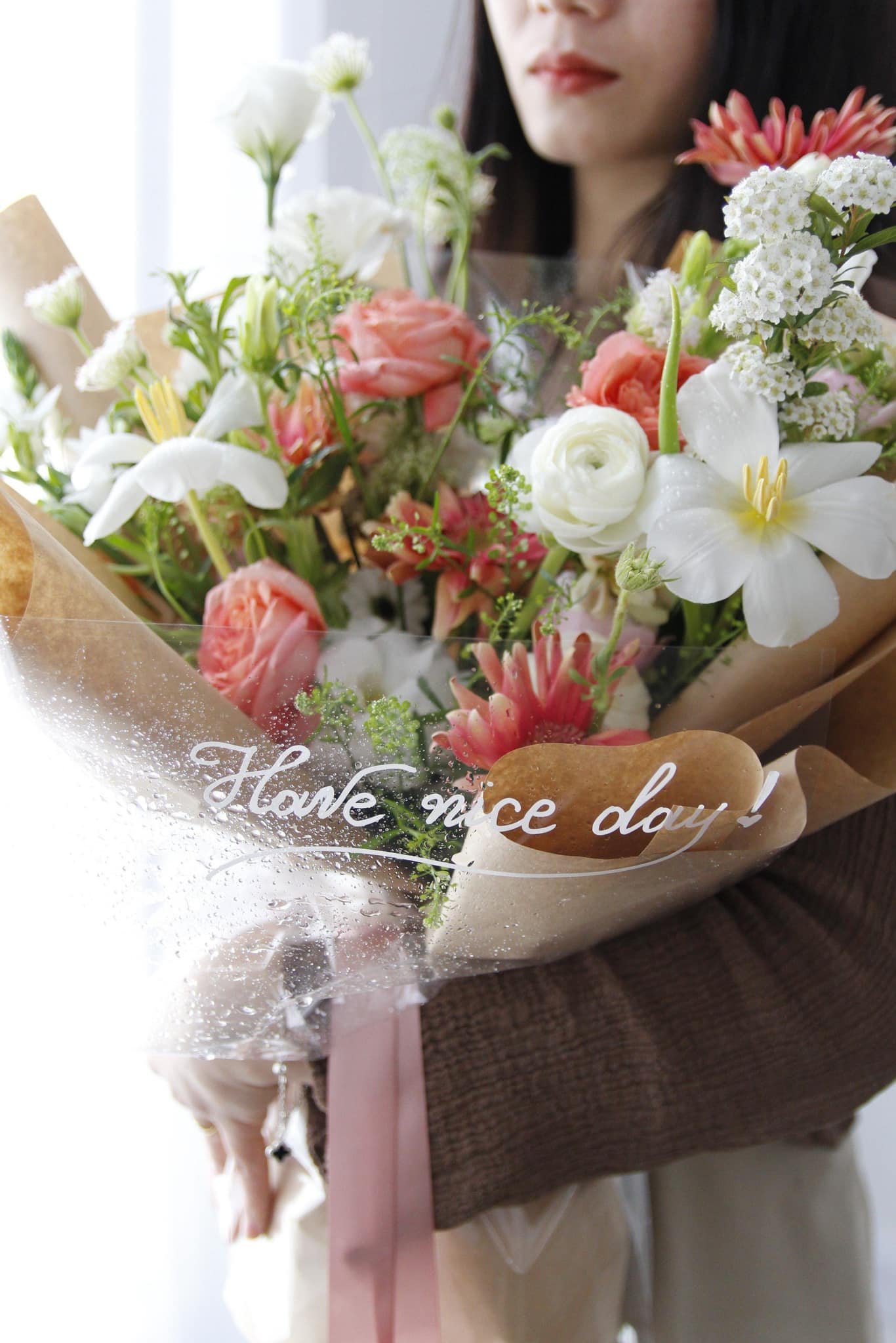 Bó hoa tươi mừng ngày tốt lành với hồng, lan hồ điệp, và cúc trắng