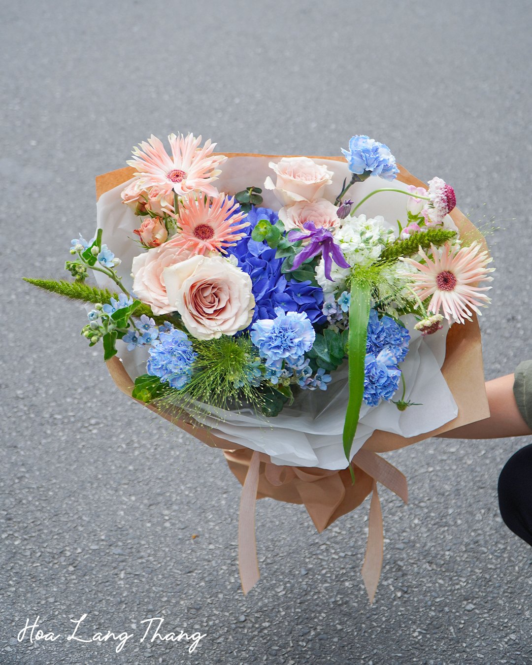 Bó hoa gồm hồng, cẩm tú cầu và <a href=