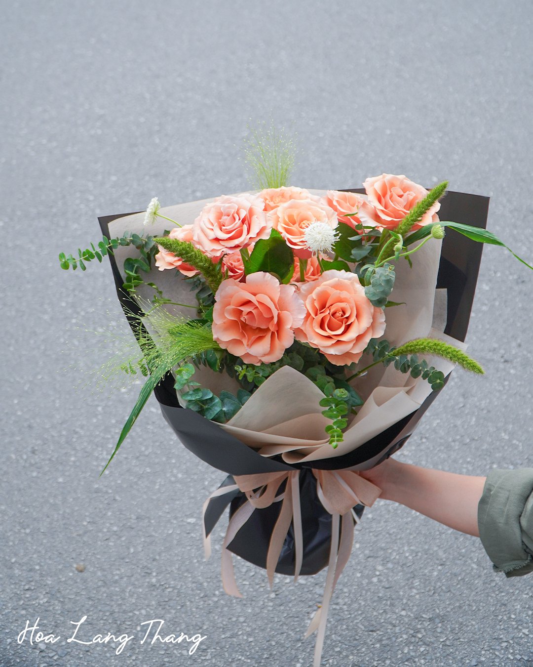 Bó hoa hồng cam nổi bật, cắm theo kiểu hiện đại, thích hợp cho nhiều dịp