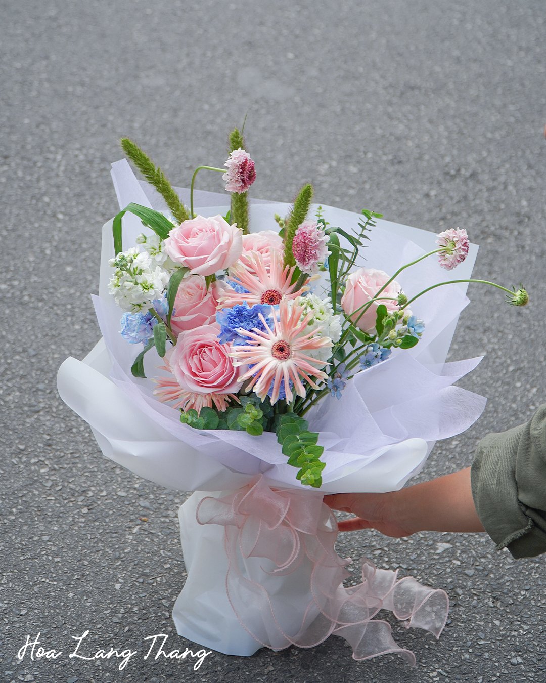 Bó hoa tươi với hoa hồng, scabiosa, <a href=
