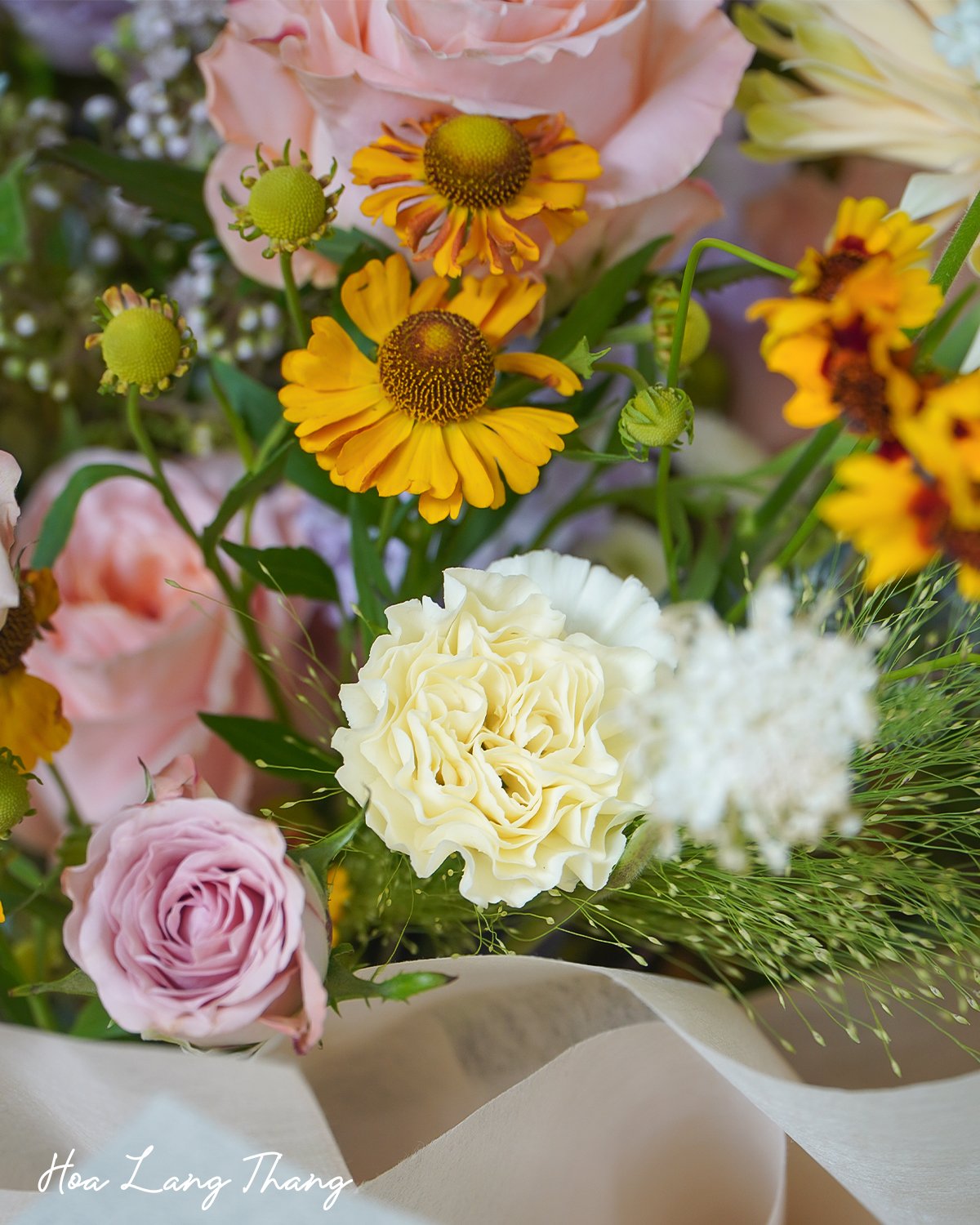 Bouquet hoa tươi sáng với hoa hồng, cúc và hoa lan, kiểu cắm tự do