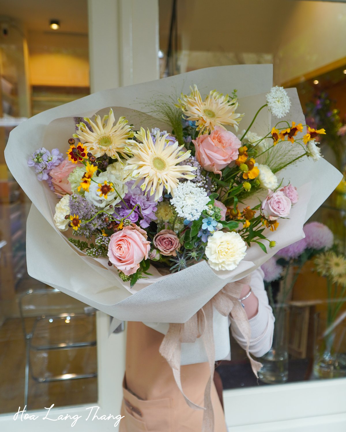 Bó hoa nhiều màu sắc với hồng, cúc và lan, kiểu cắm tươi sáng, phù hợp cho nhiều dịp