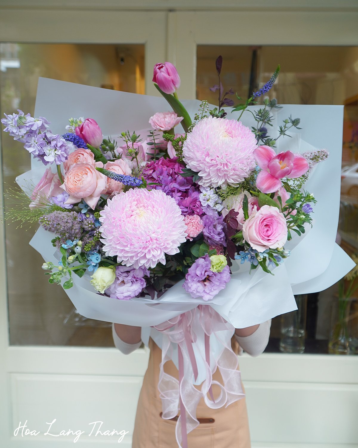 Bó hoa tươi nhiều màu sắc với hoa cúc, tulip và hồng, kiểu cắm trang trí đẹp mắt