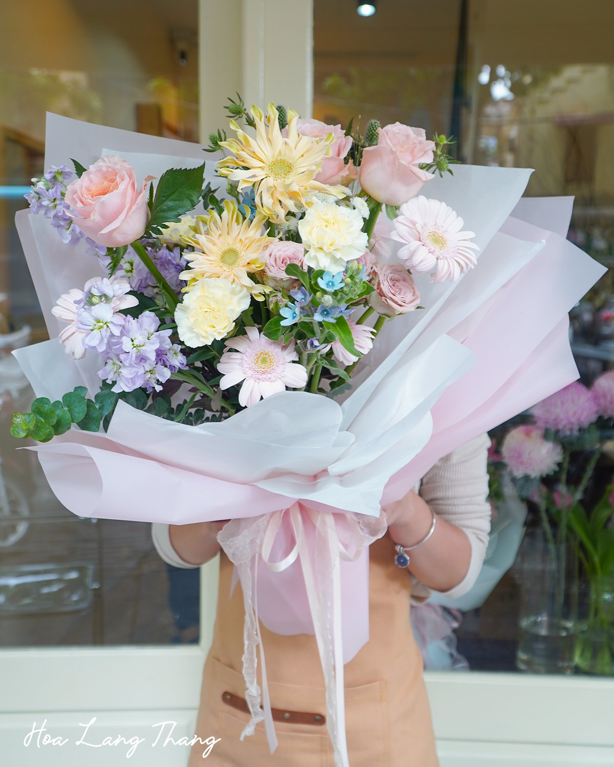 Bó hoa tươi với hồng, cúc và lan, kiểu cắm đẹp mắt