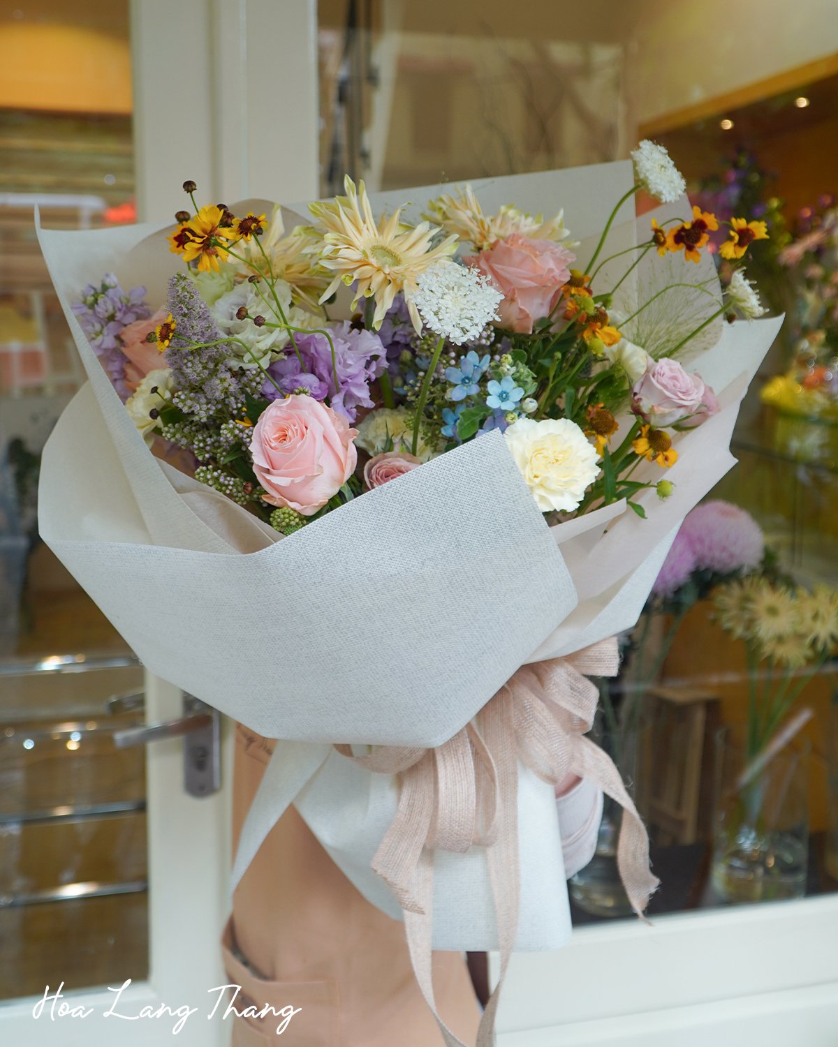 Bouquet đẹp mùa hè với hoa hồng, cúc và lupin đa sắc màu