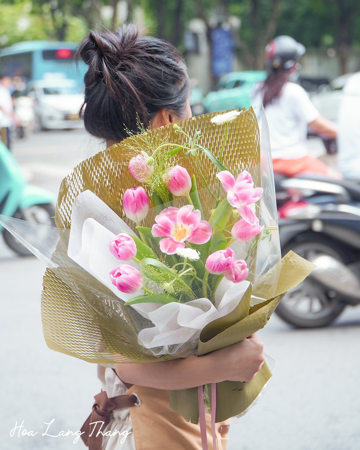 Một bó tulip hồng xinh xắn, thích hợp làm quà tặng trong các dịp đặc biệt
