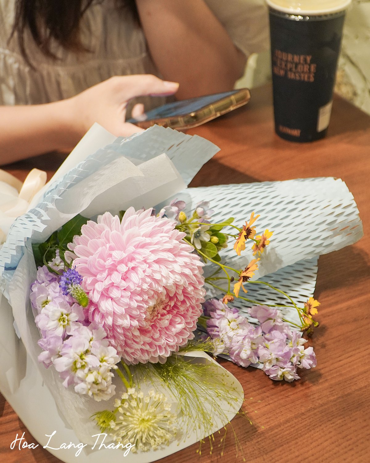 Bó hoa tươi với cúc, hồng và các loại hoa dại, cắm đẹp mắt