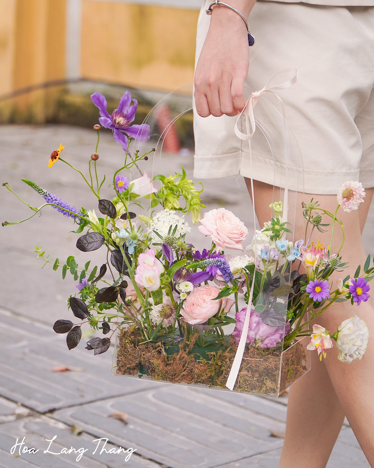 Giỏ hoa với nhiều loại hoa tươi như tulip, hồng và cát tường, kiểu cắm đẹp mắt