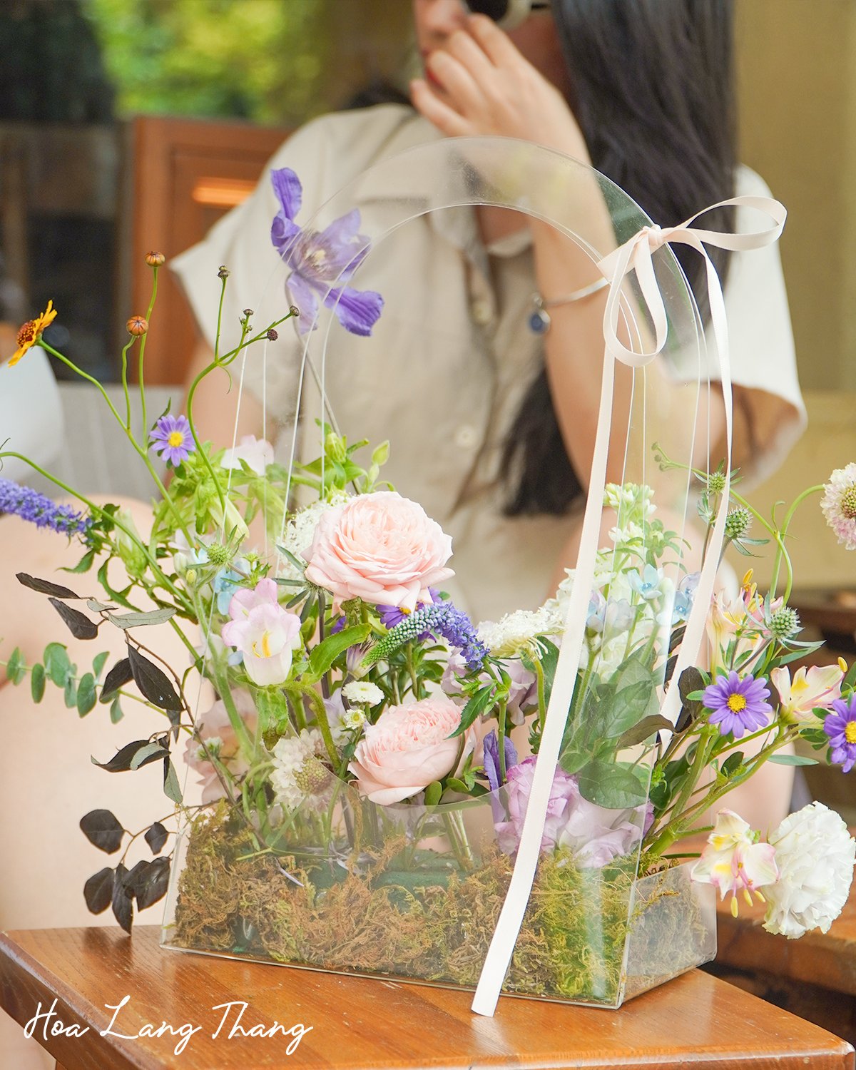 Bình hoa chứa hồng, tulip và lan hồ điệp kiểu cắm sang trọng, tươi tắn