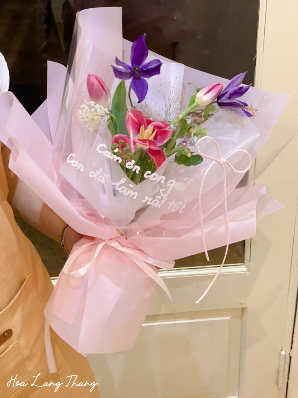 Bó hoa gồm tulip, <a href=