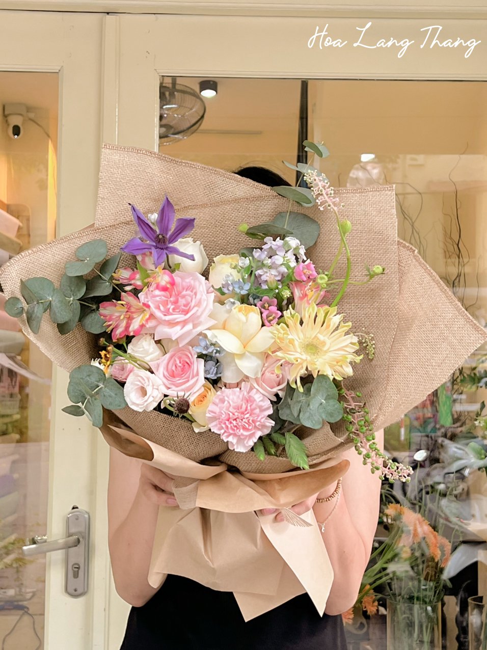 Bó hoa nhiều loại với hoa hồng, <a href=