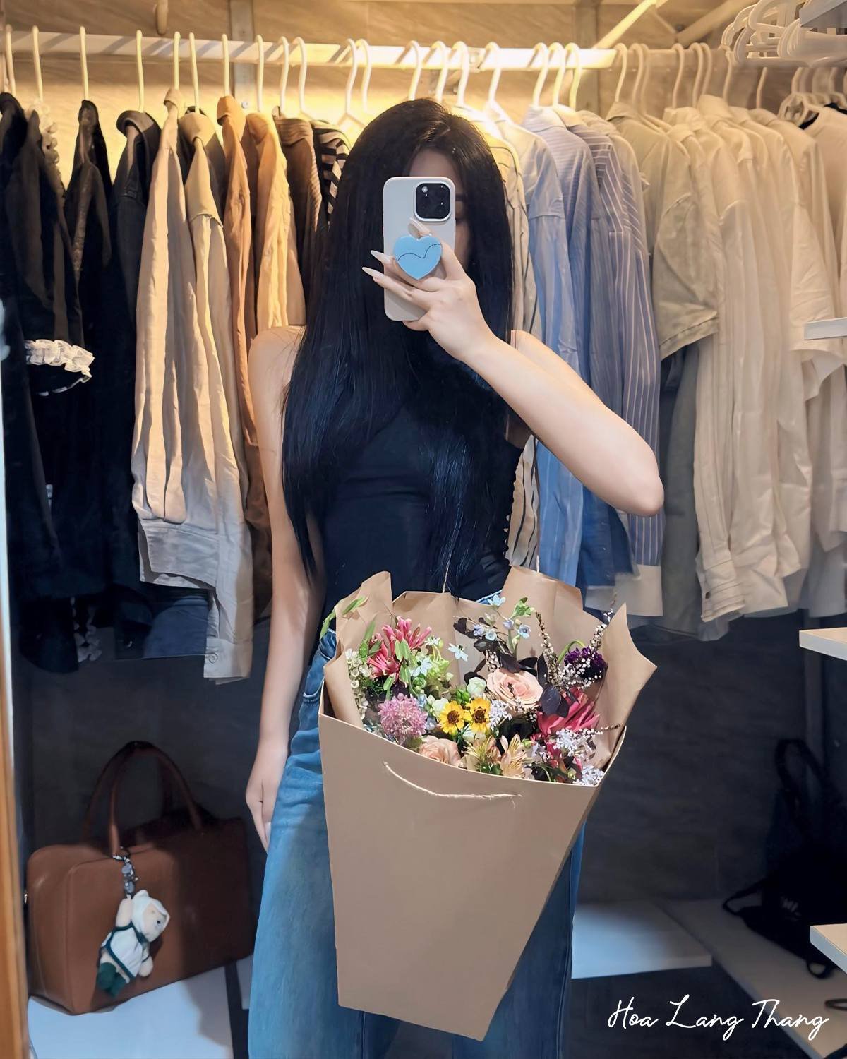 Cô gái chụp ảnh với bó hoa tươi nhiều màu sắc, kiểu cắm độc đáo