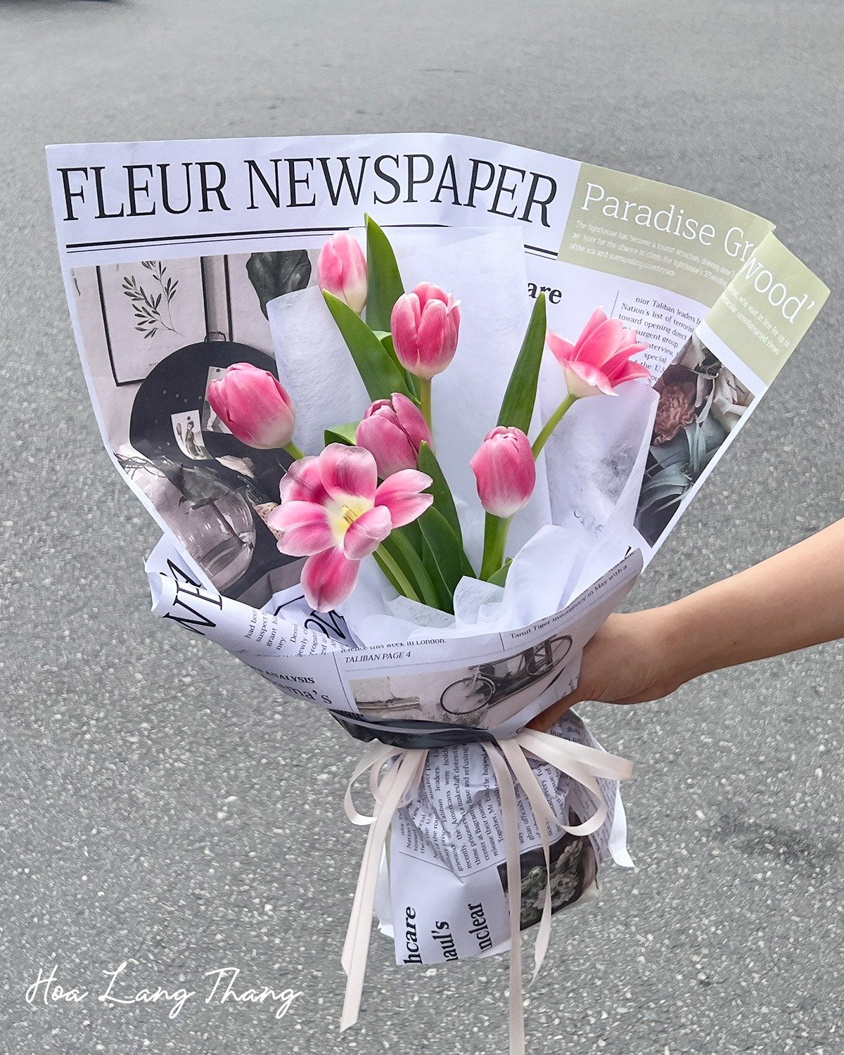 Bó hoa tulip hồng cắm trong giấy báo độc đáo, trang trí tinh tế