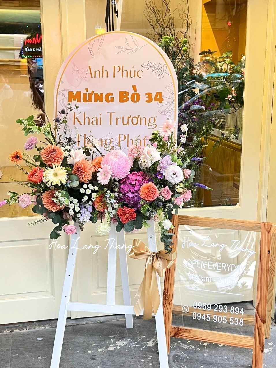 Bình hoa chúc mừng khai trương với hoa hồng, cúc, baby nhiều màu sắc