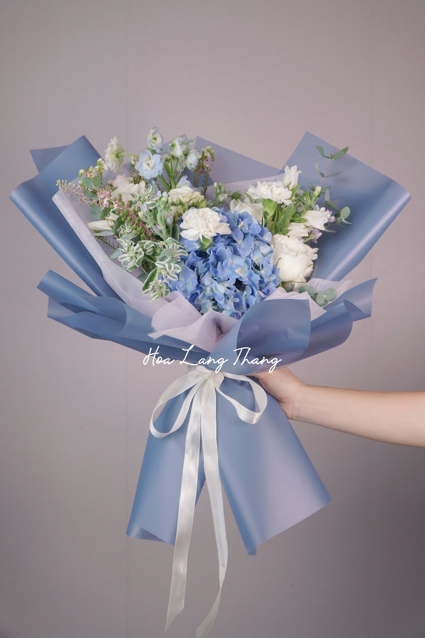 Bó hoa tươi xinh với hoa hồng, hoa baby và delphinium, kiểu cắm sang trọng