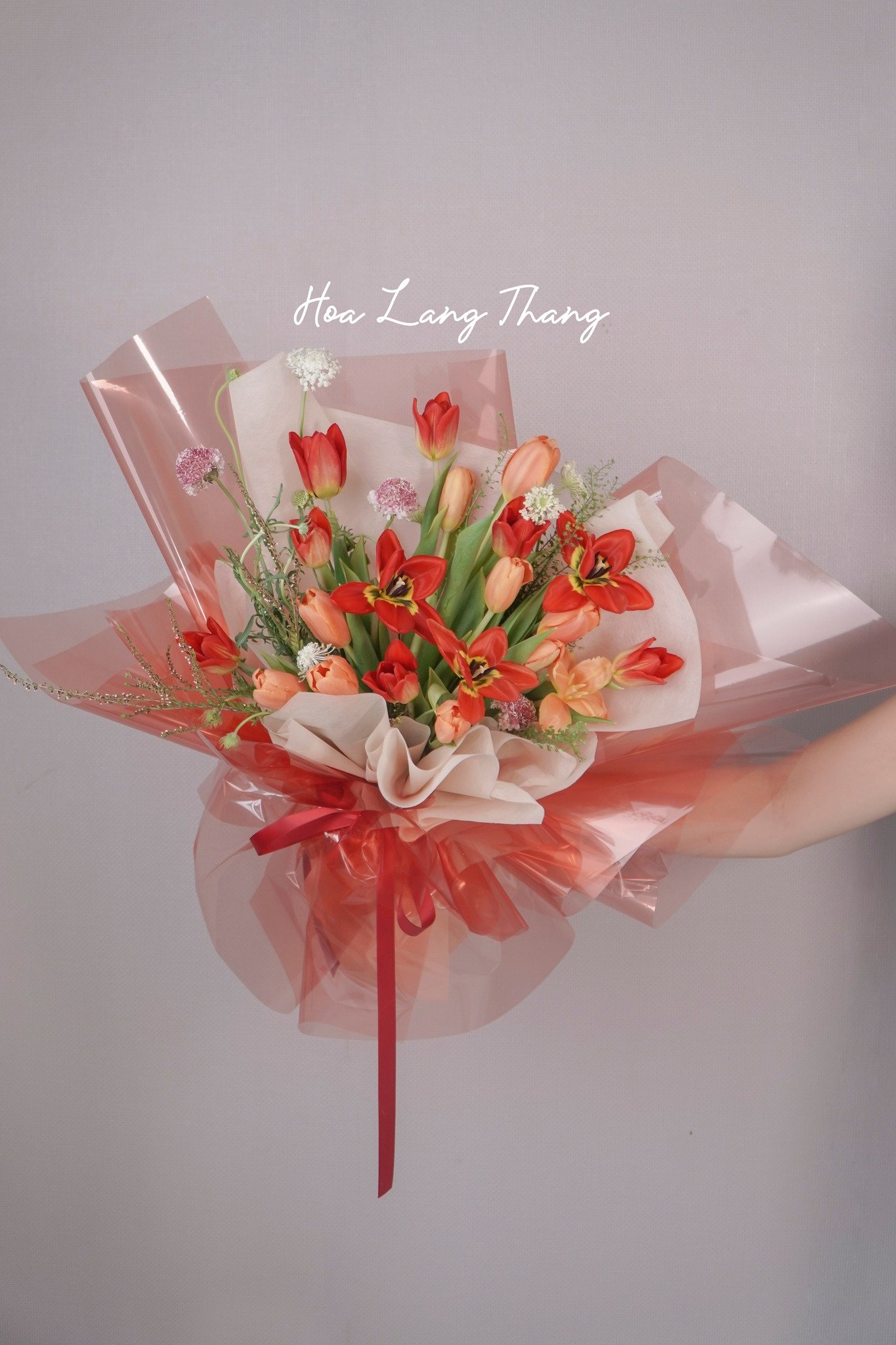 Bó hoa tulip đỏ và cam tươi tắn, kiểu cắm hiện đại, phù hợp cho nhiều dịp