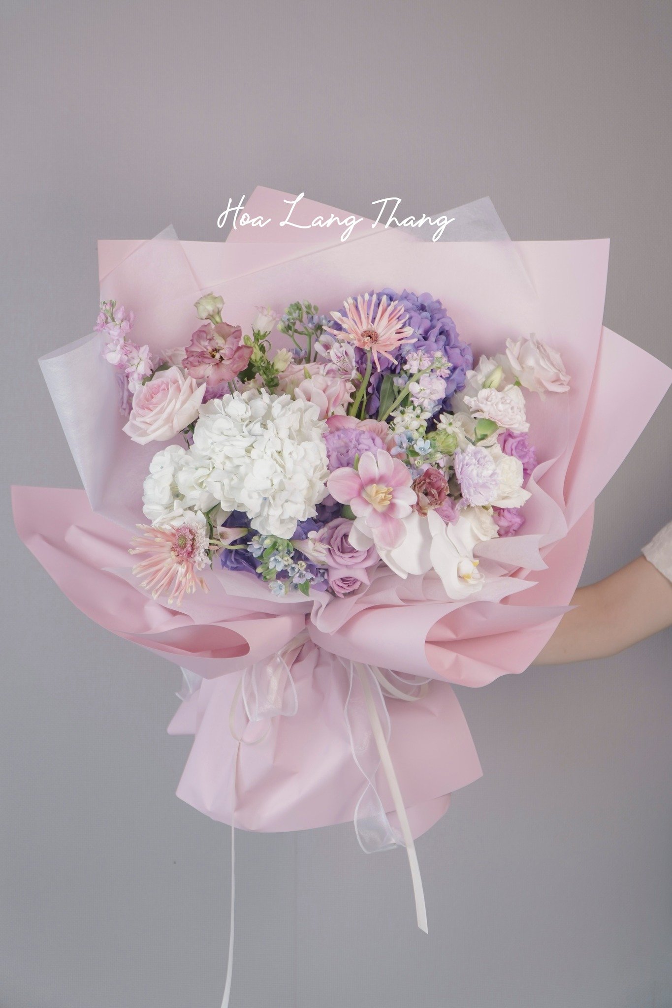 Bó hoa đẹp với huệ, cúc, hồng, cắm kiểu lãng mạn