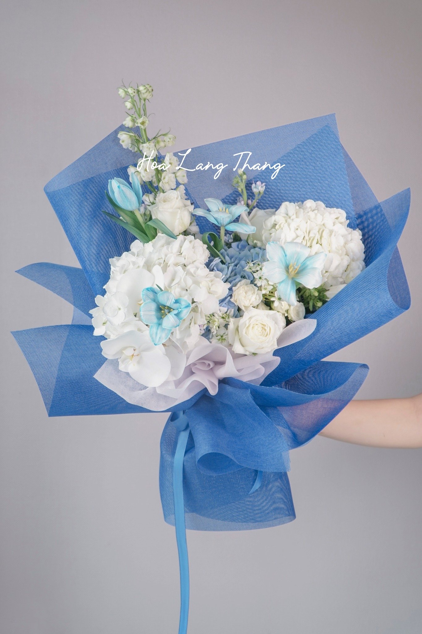 Bouquet đẹp với hoa tulip, lan hồ điệp và hoa baby, kiểu cắm hiện đại, sắc xanh pastel