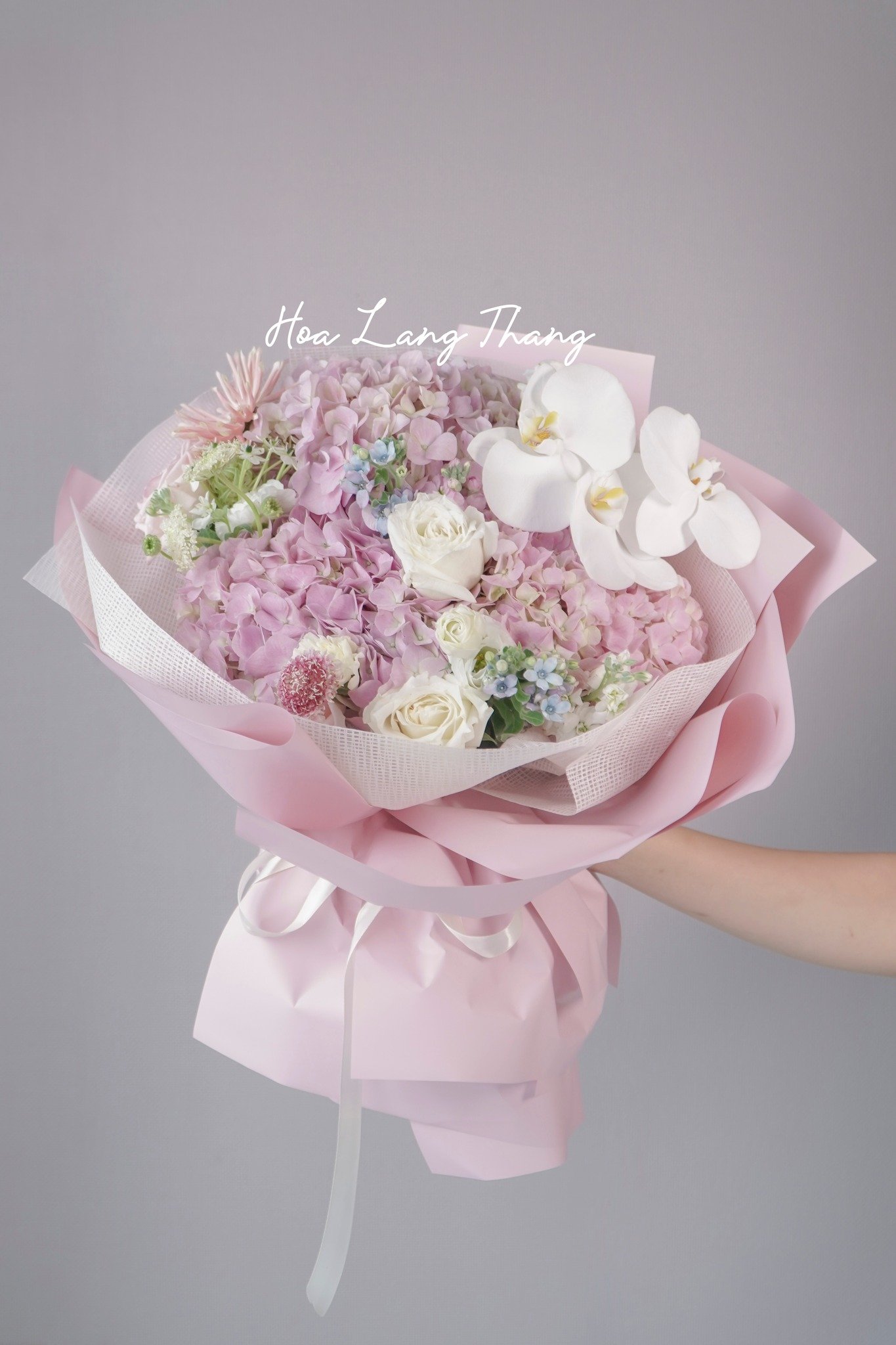 Bó hoa gồm hoa hồng trắng, <a href=