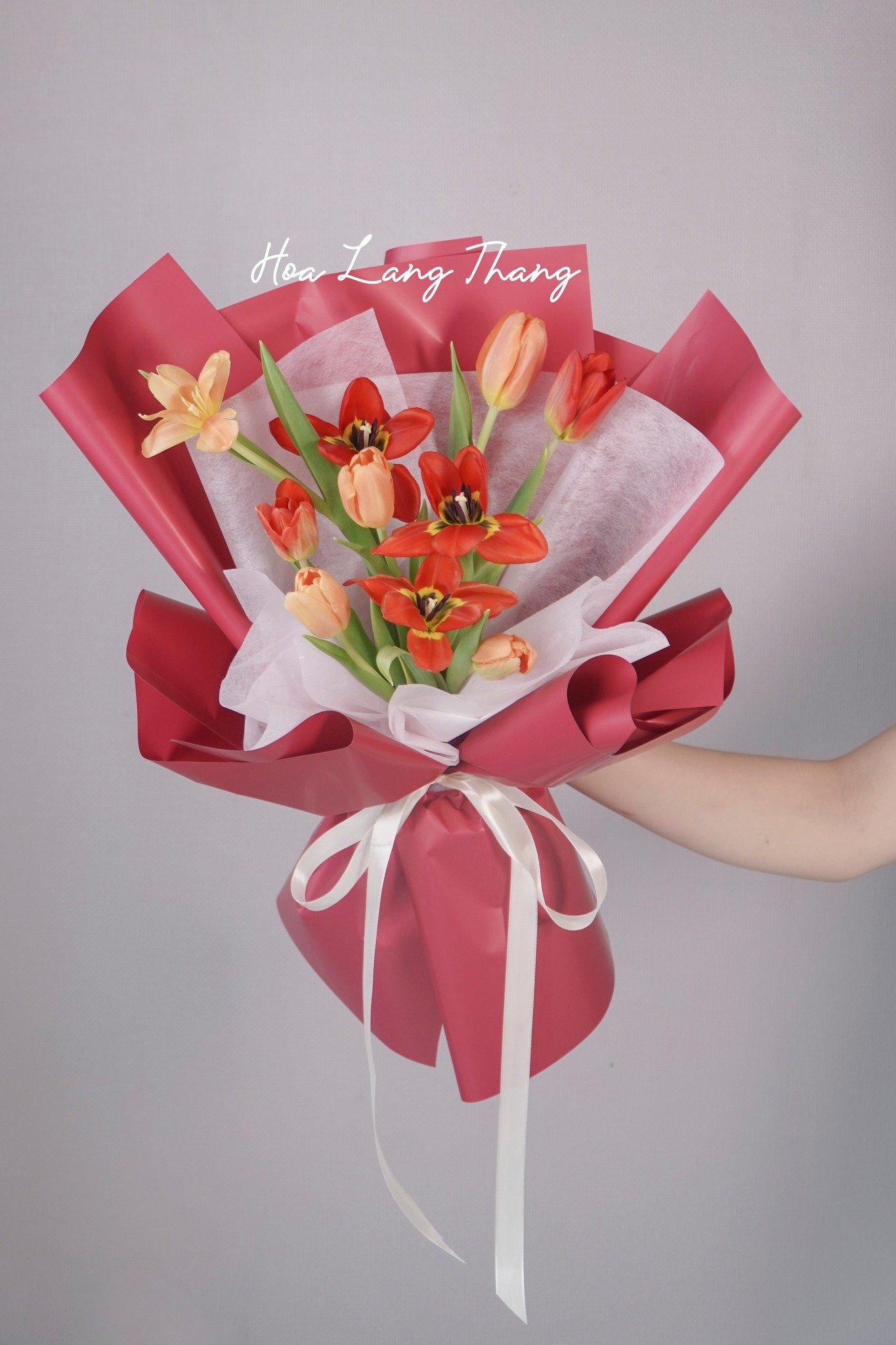 Bó hoa tulip các màu sắc rực rỡ cắm lãng mạn, thích hợp cho nhiều dịp