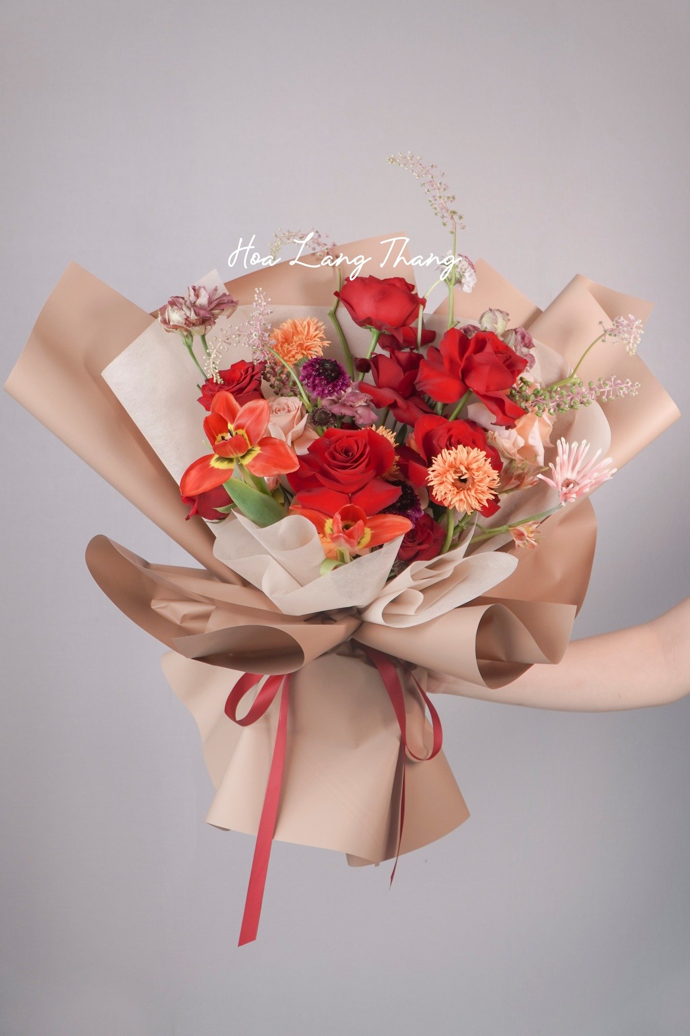 Bó hoa tươi với hoa hồng đỏ, tulip và <a href=