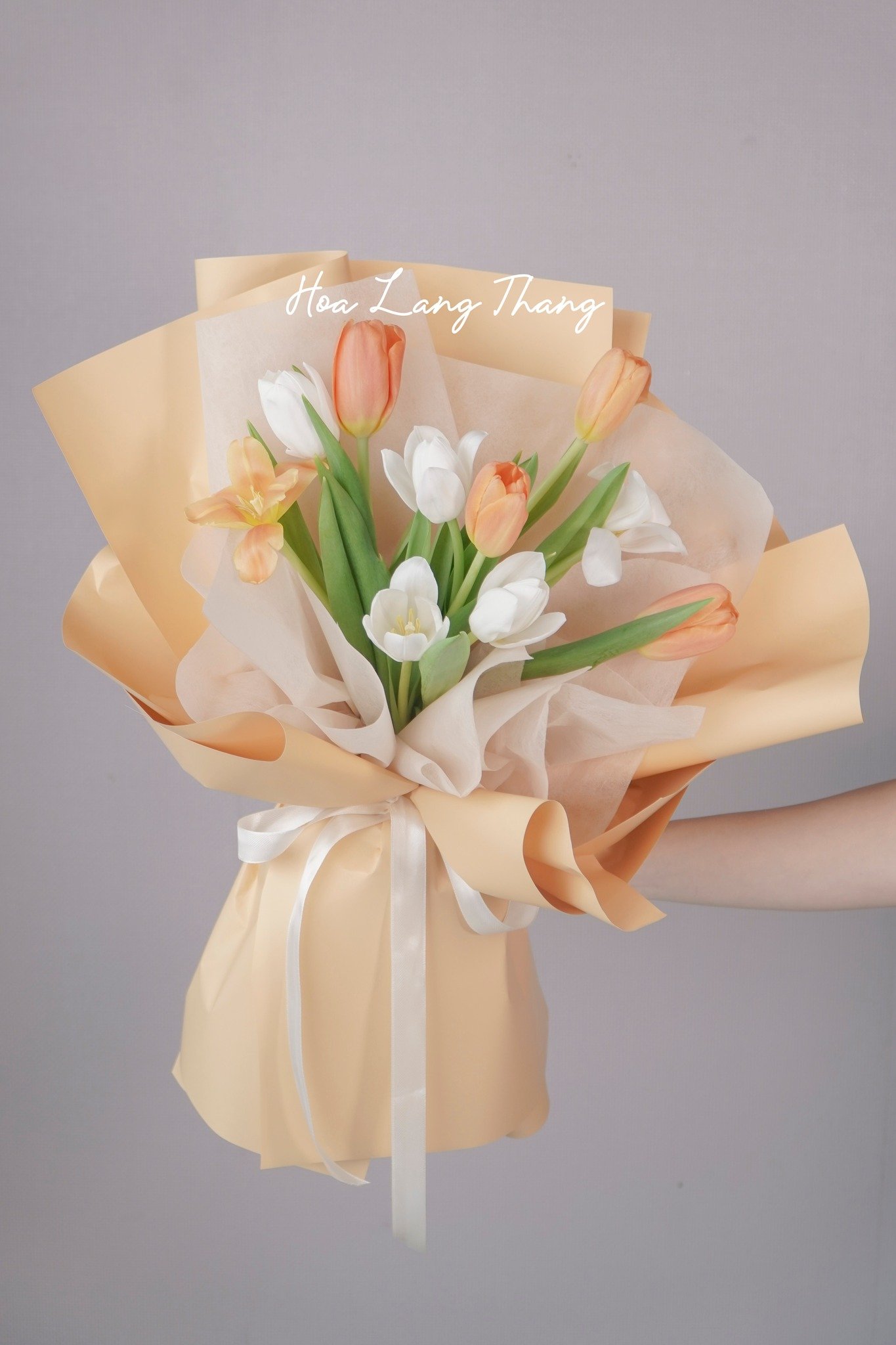 Bó hoa gồm tulip và hoa ly, kiểu cắm thả nhẹ nhàng, phù hợp cho 8-3 và sinh nhật