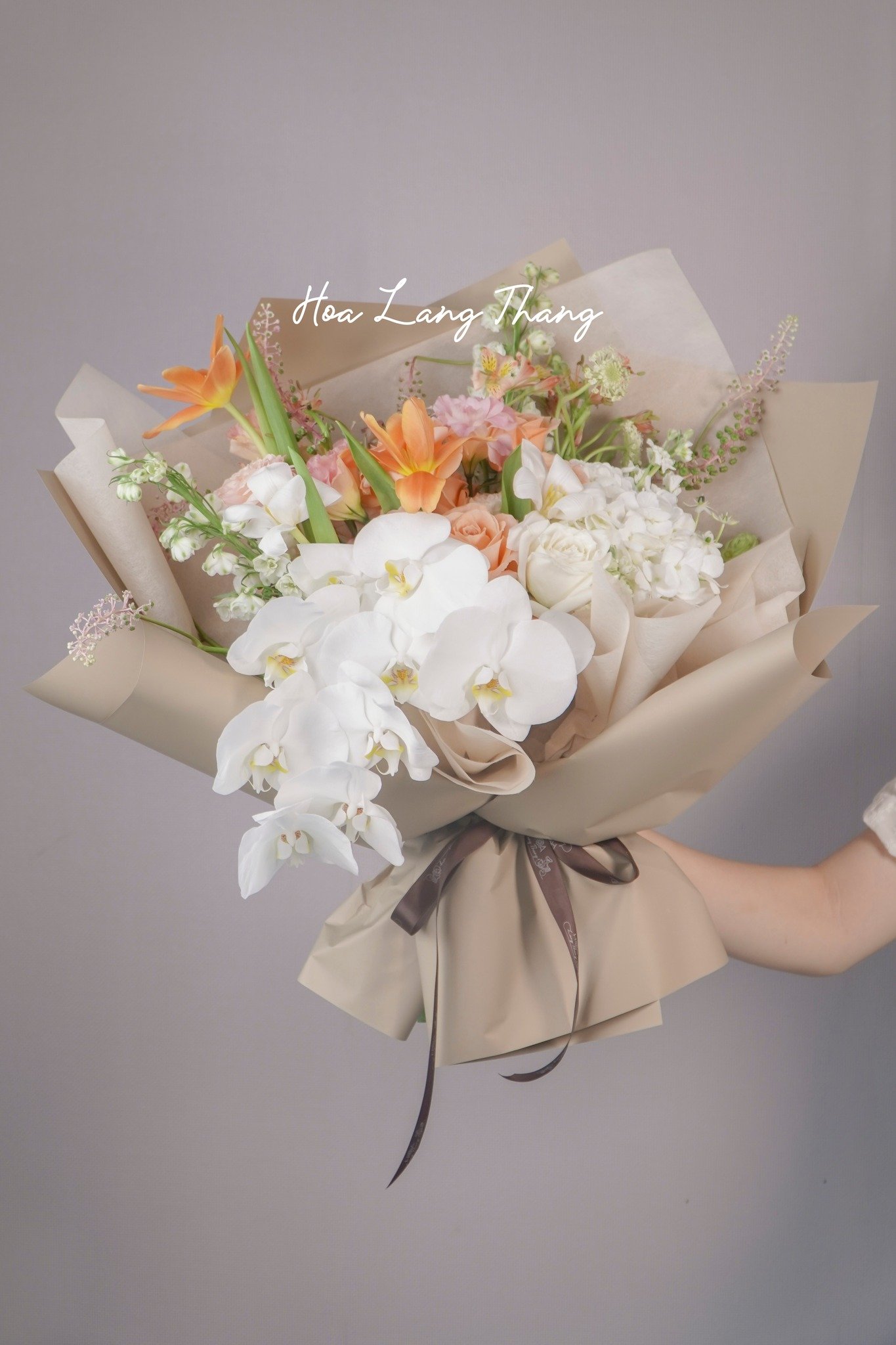 Bó hoa tươi với các loại hoa như <a href=