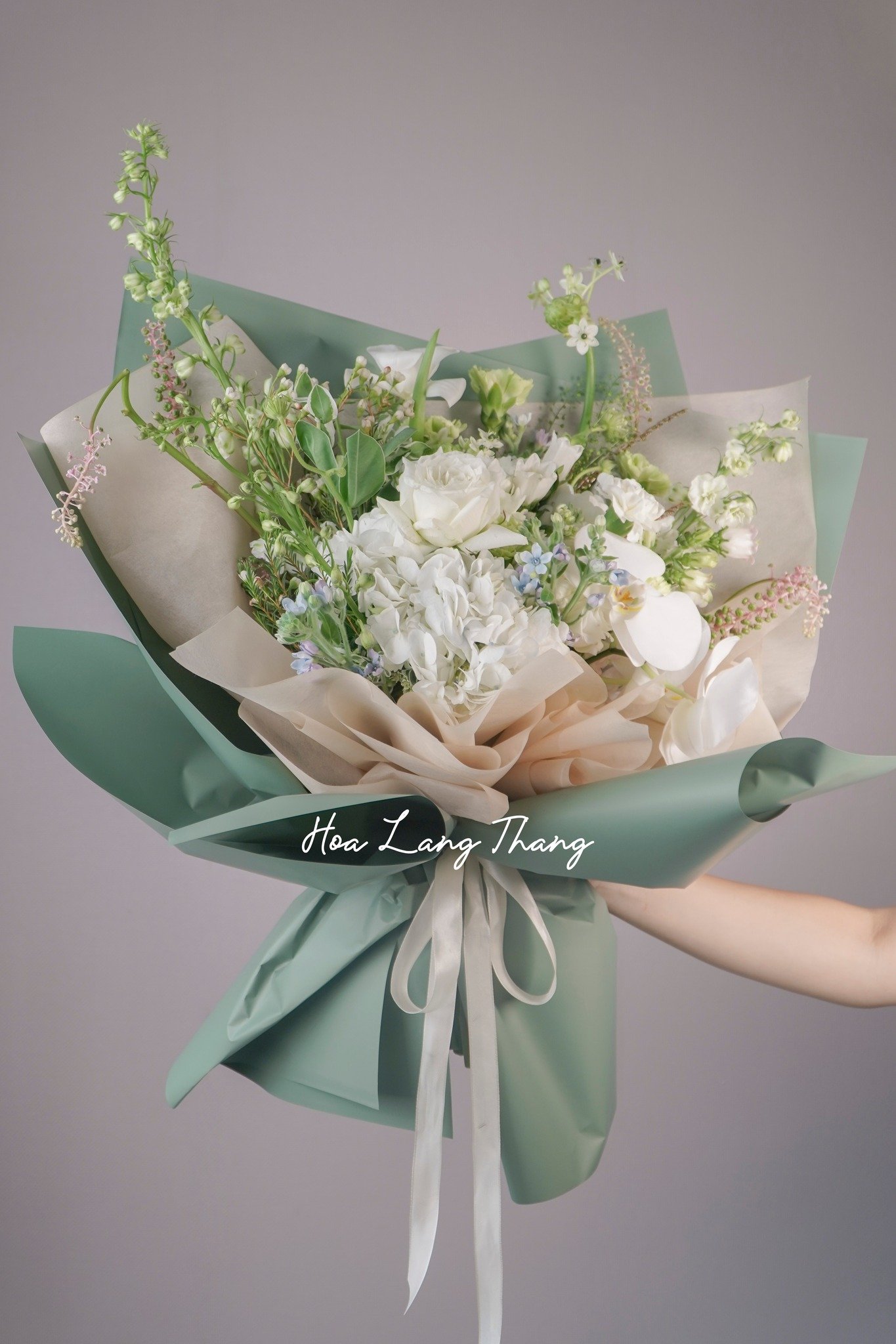 Bó hoa tươi với hoa hồng, baby và lan hồ điệp, kiểu cắm hiện đại