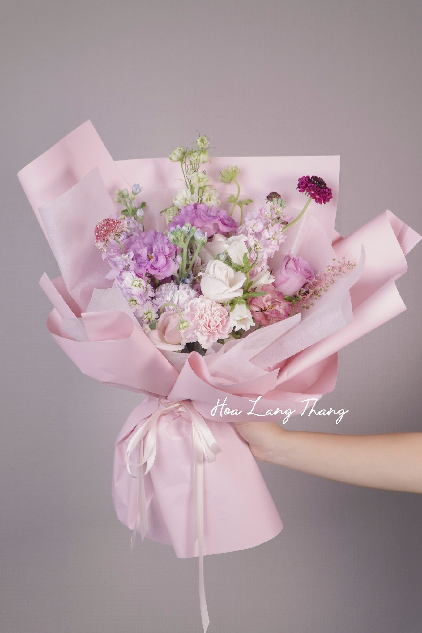 Bó hoa chứa nhiều loại hoa pastel xinh đẹp, phù hợp trang trí và tặng quà