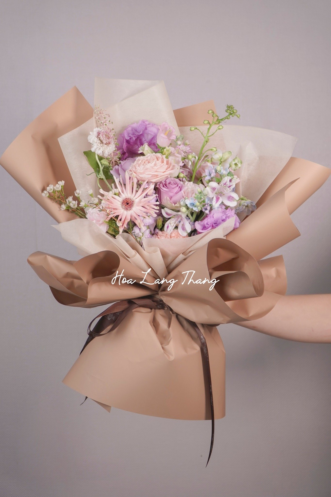 Bó hoa tươi gồm huống, ly và hoa baby, trang trí tinh tế
