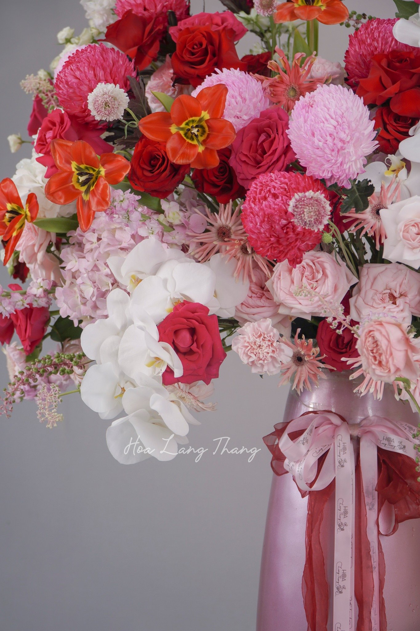 Bình hoa tuyệt đẹp với tulip, hồng và <a href=