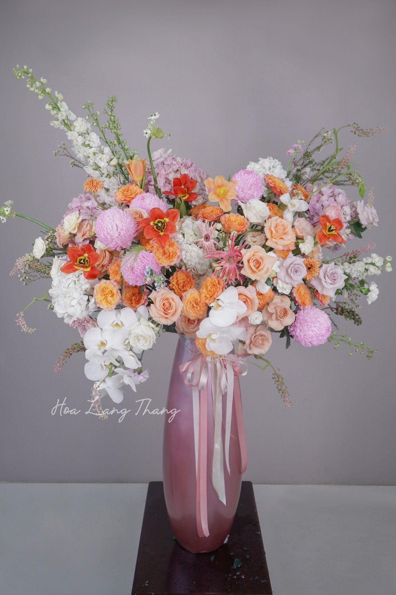 Bình hoa đa sắc với tulip, hồng, lan hồ điệp, kiểu cắm nghệ thuật