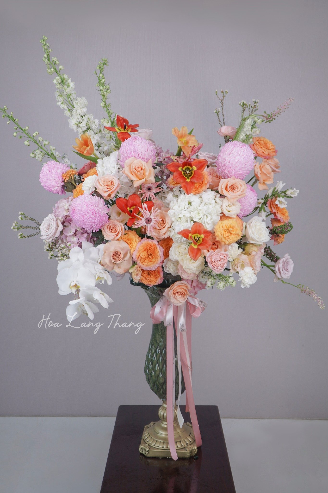 Bình hoa rực rỡ với hoa hồng, tulip và lan hồ điệp, kiểu cắm sang trọng