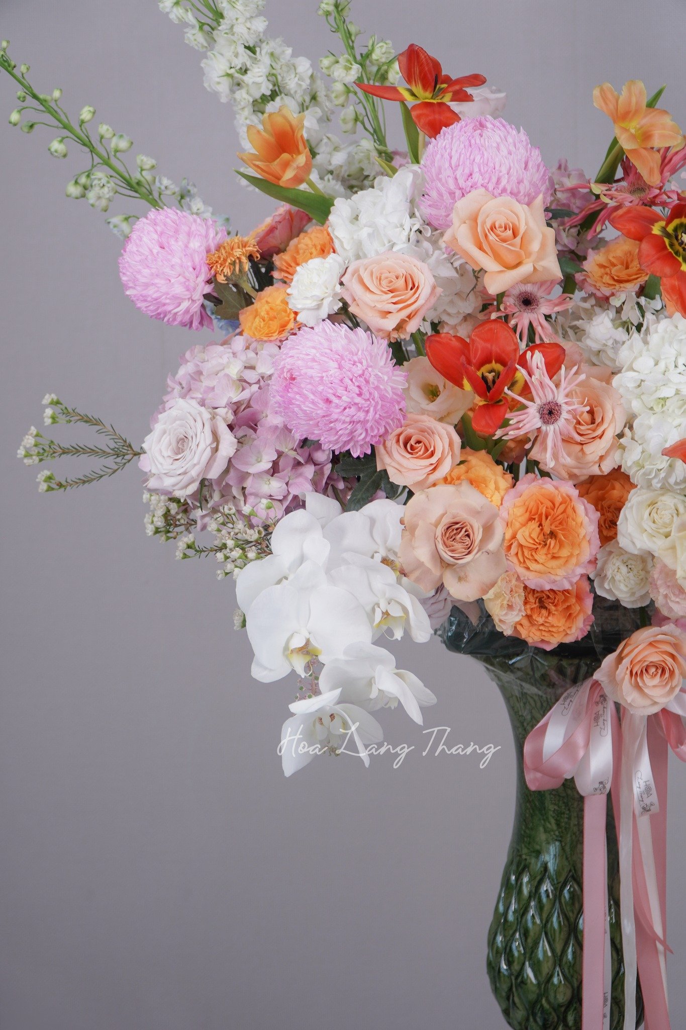 Bình hoa rực rỡ với tulip, hồng, và <a href=