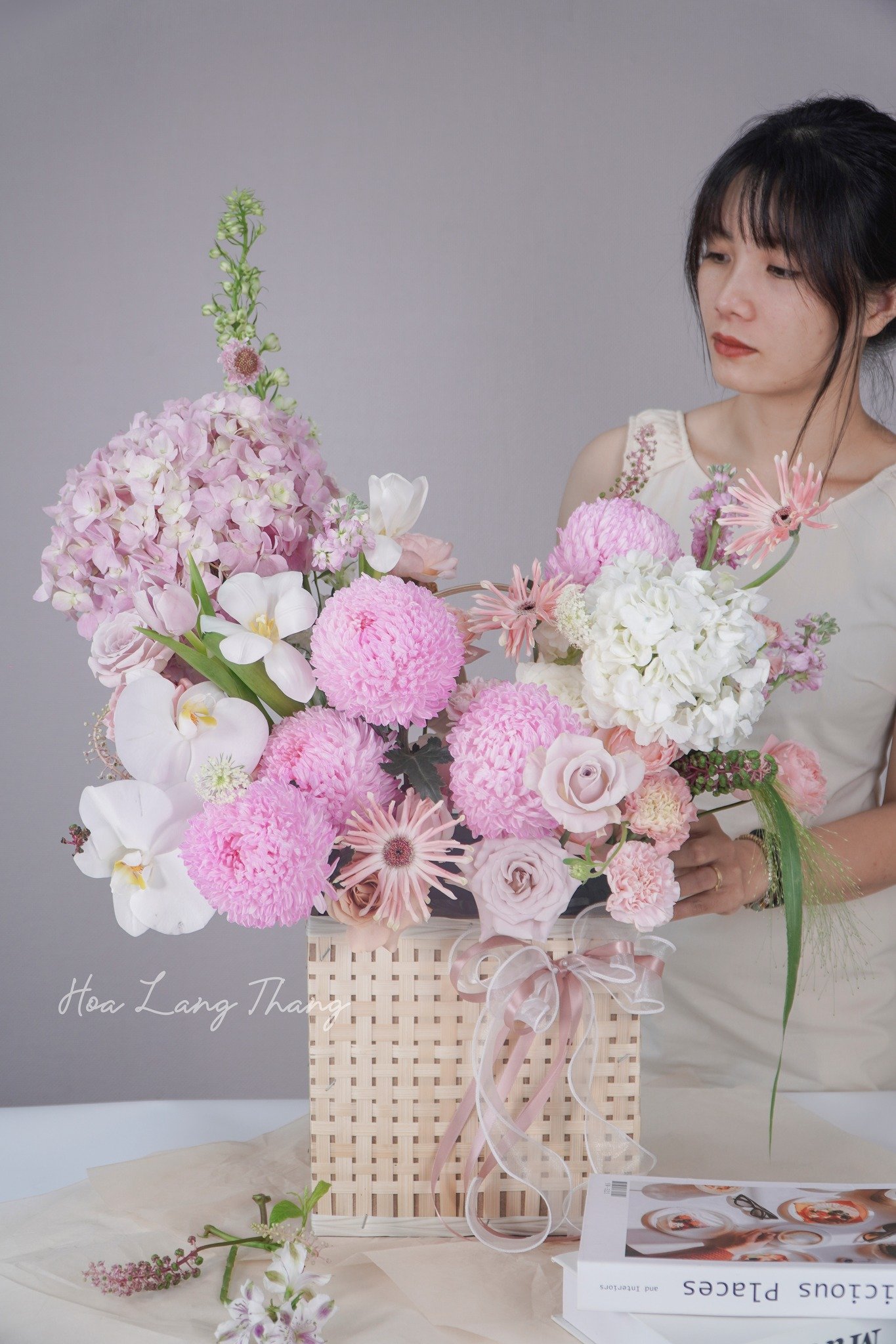 Bó hoa tươi cắm từ hồng, cúc và <a href=