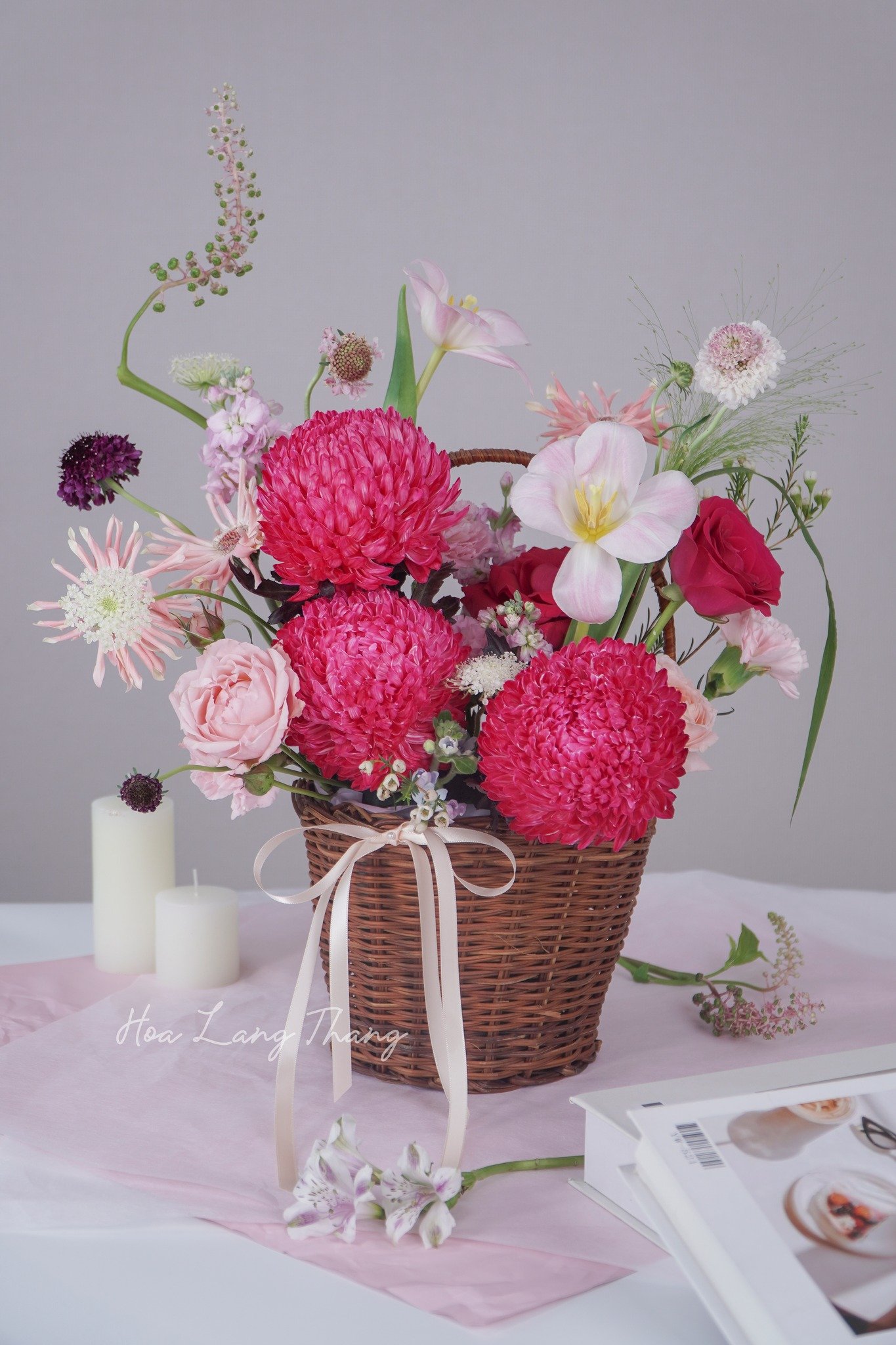 Giỏ hoa sinh động với cúc, hồng và <a href=