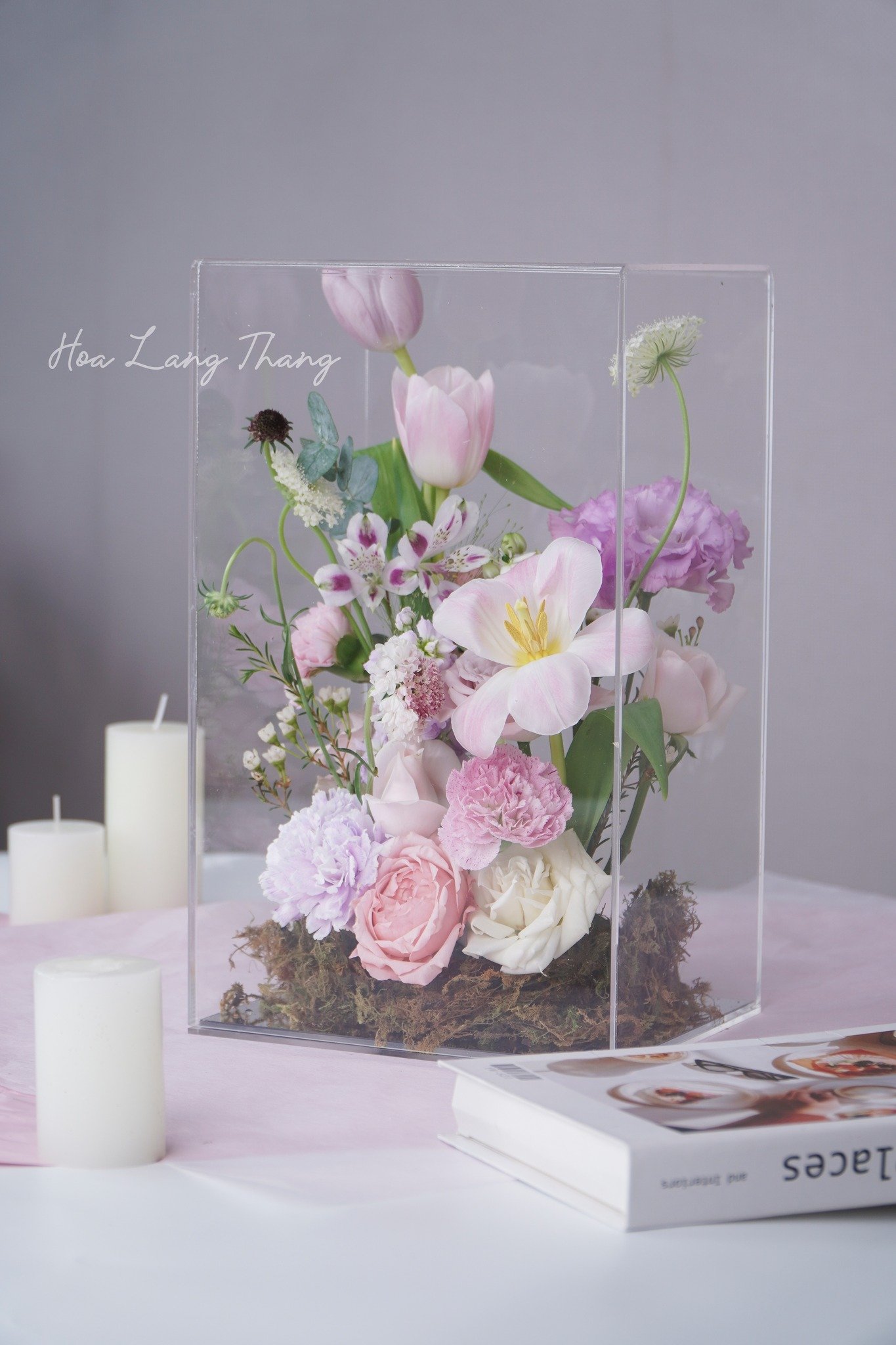 Bình hoa trong suốt với tulip, hồng, lan hồ điệp và hoa khác, cắm nghệ thuật