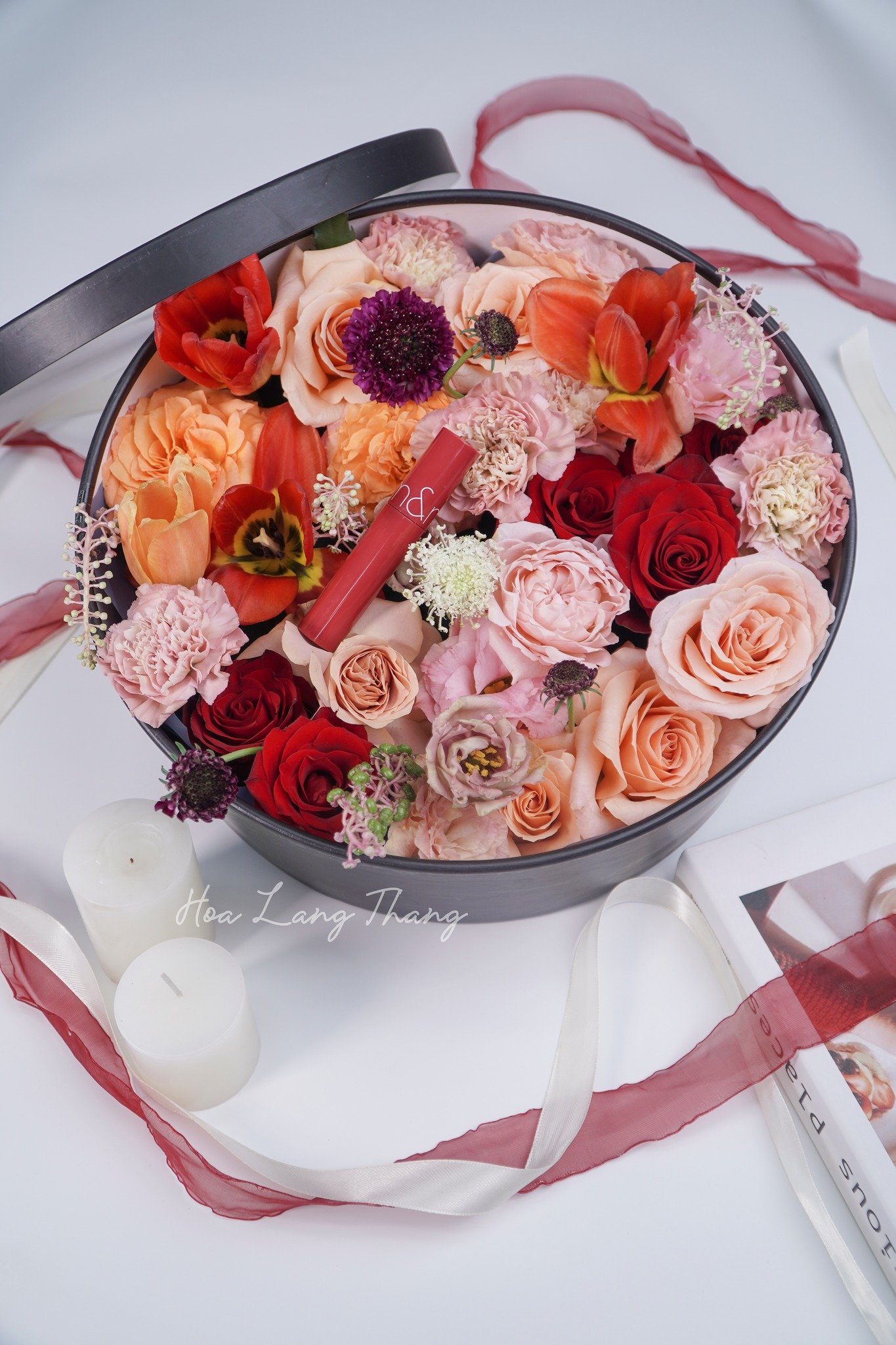 Hộp hoa tươi với đủ loại hoa như hồng, tulip, và thạch thảo, tạo thành bó hoa trang nhã