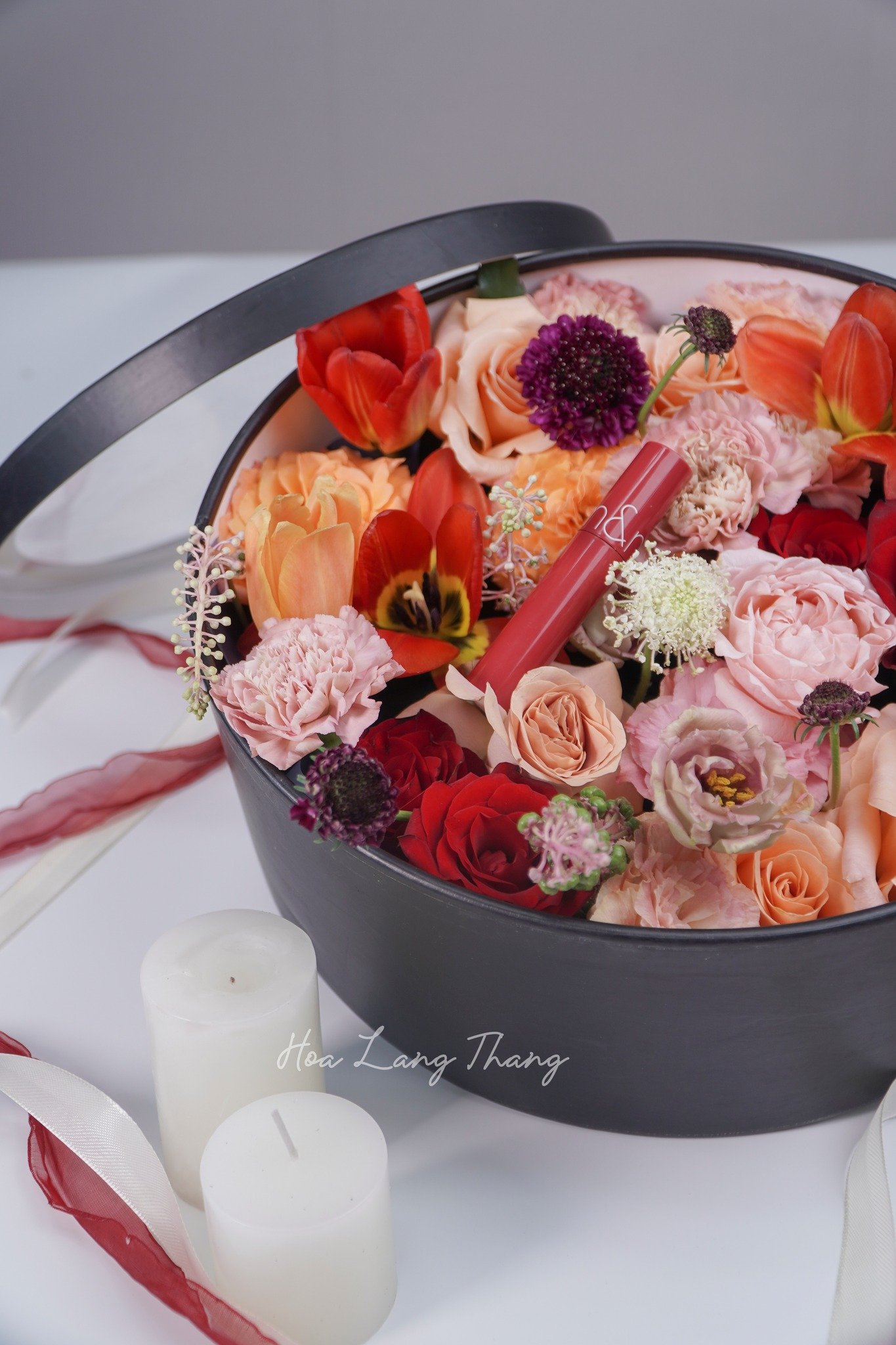 Hộp hoa đa sắc với tulip, hồng và scabiosa trong kiểu cắm sang trọng