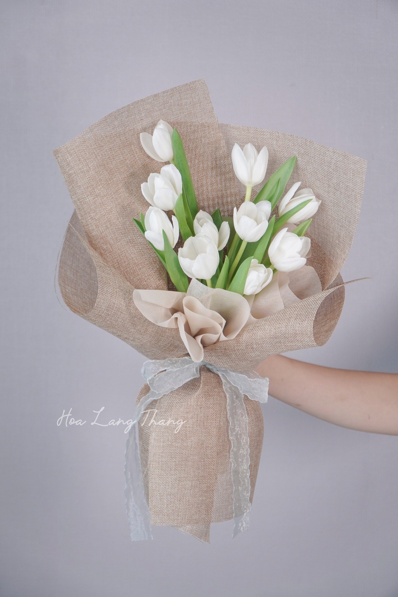 Bó hoa tulip trắng đẹp, sang trọng, được gói bằng vải burlap