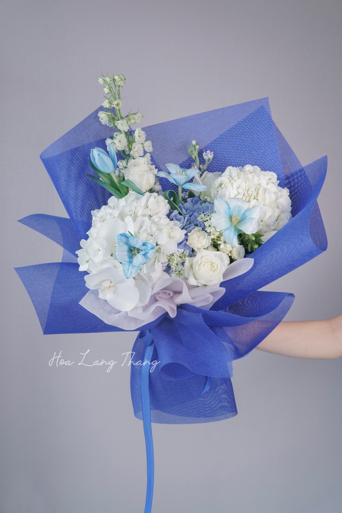 Bó hoa đẹp với tulip, lan hồ điệp, cúc và hoa baby, cắm kiểu lãng mạn