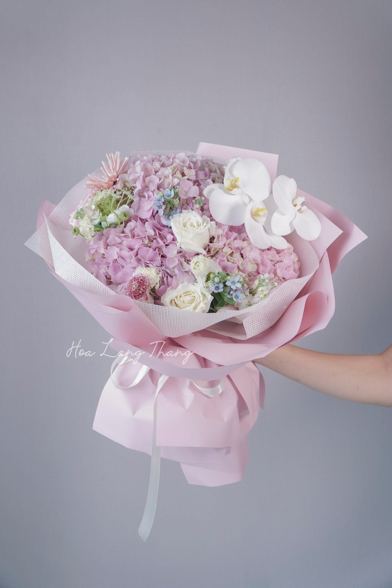 Bó hoa gồm cẩm tú cầu, hồng, <a href=