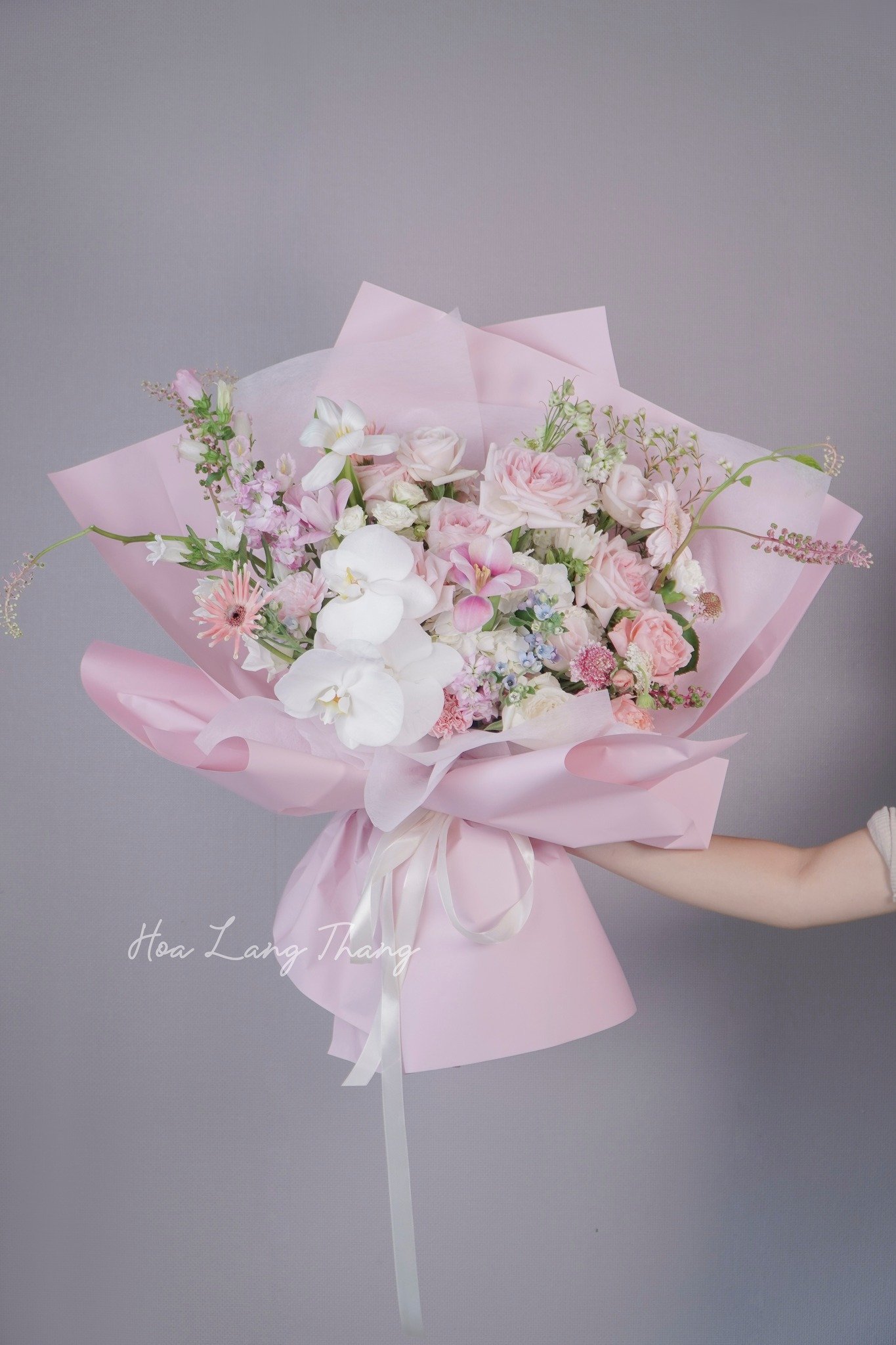 Bó hoa gồm hồng, <a href=