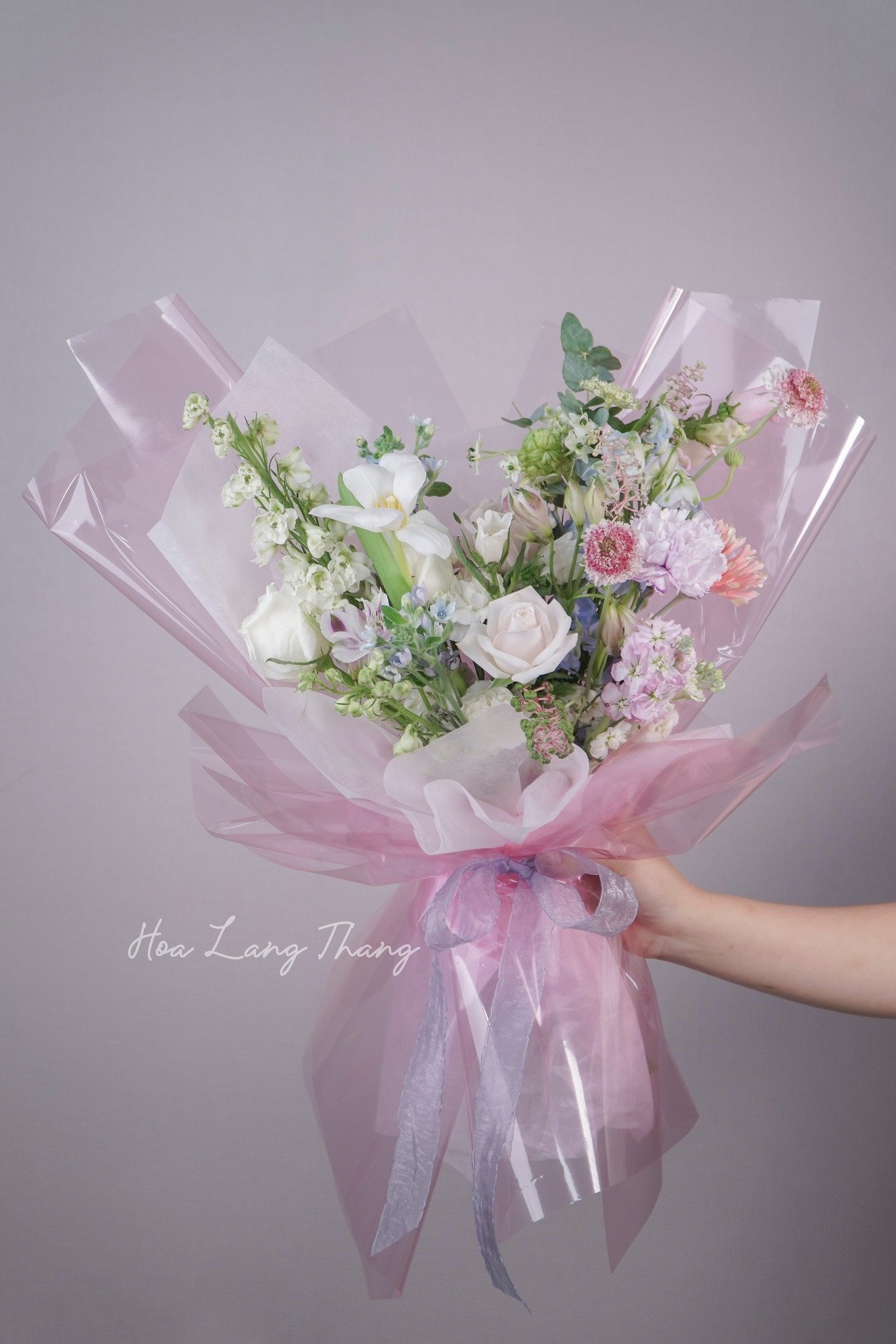Bó hoa nhỏ xinh với hoa hồng, hoa ly và hoa baby, kết hợp tinh tế trong giấy gói nhã nhặn