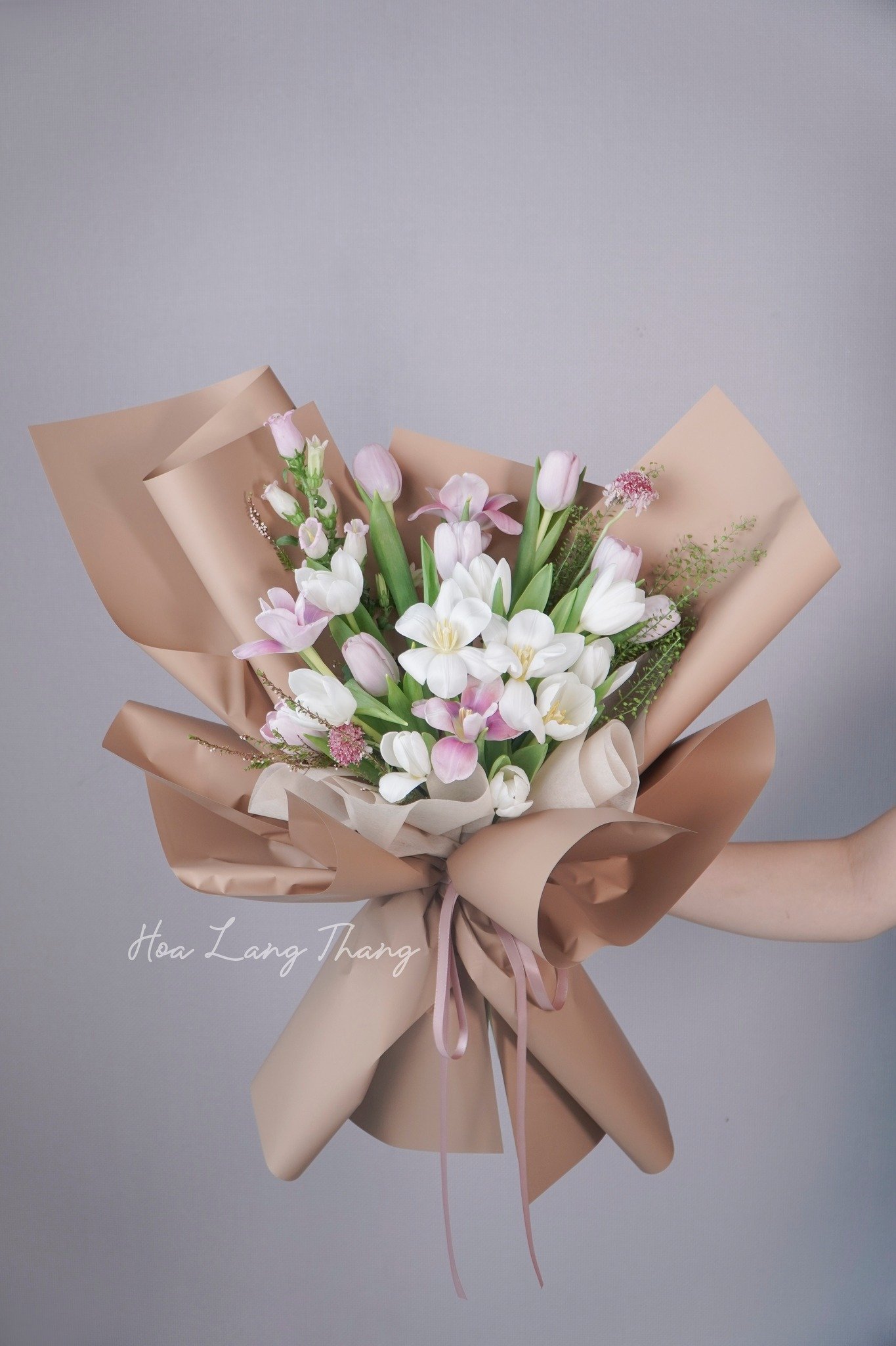 Bouquet gồm hoa <a href=