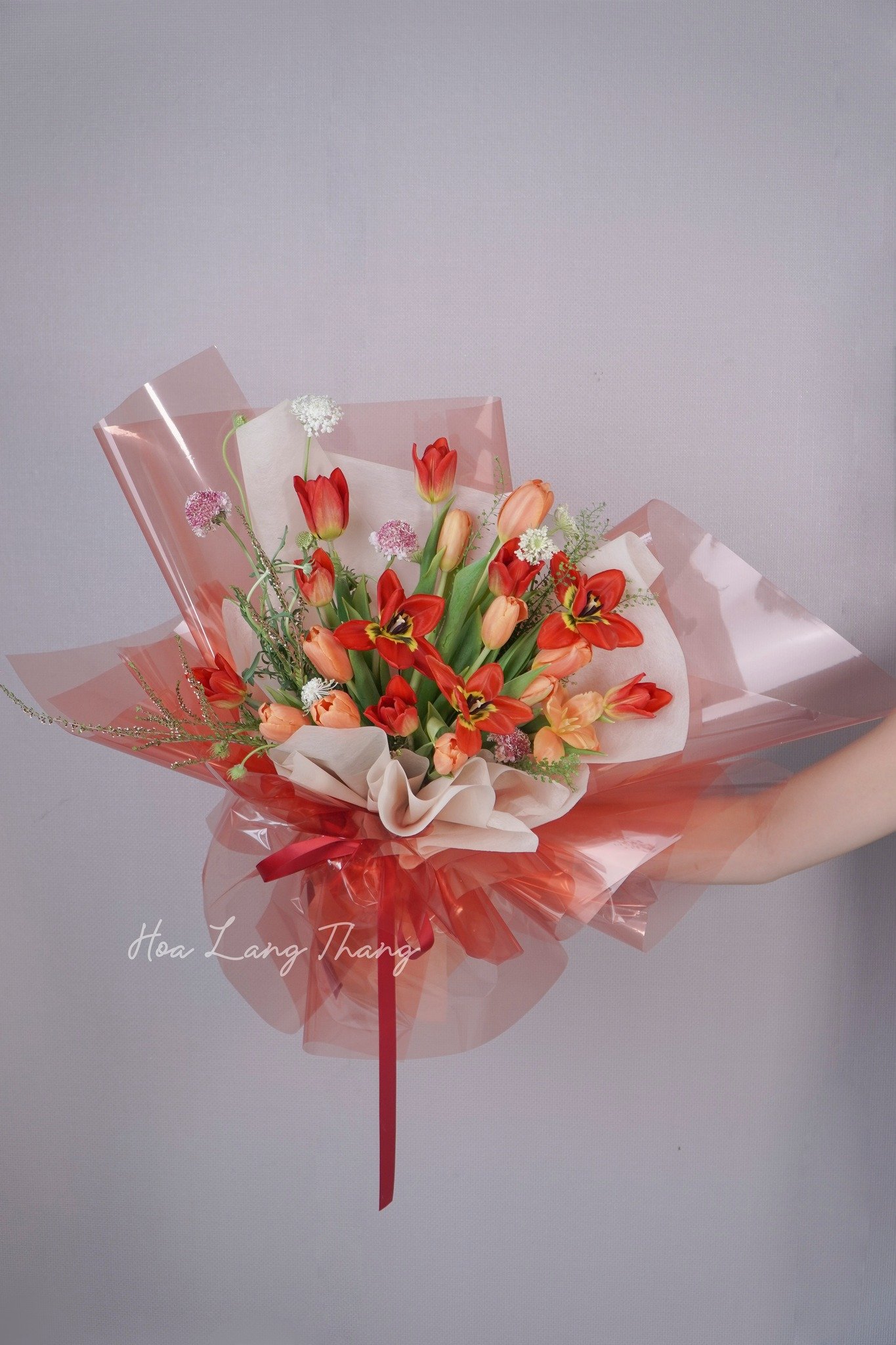 Bó hoa tulip đỏ cam đẹp mắt, kiểu cắm sang trọng, phù hợp cho nhiều dịp