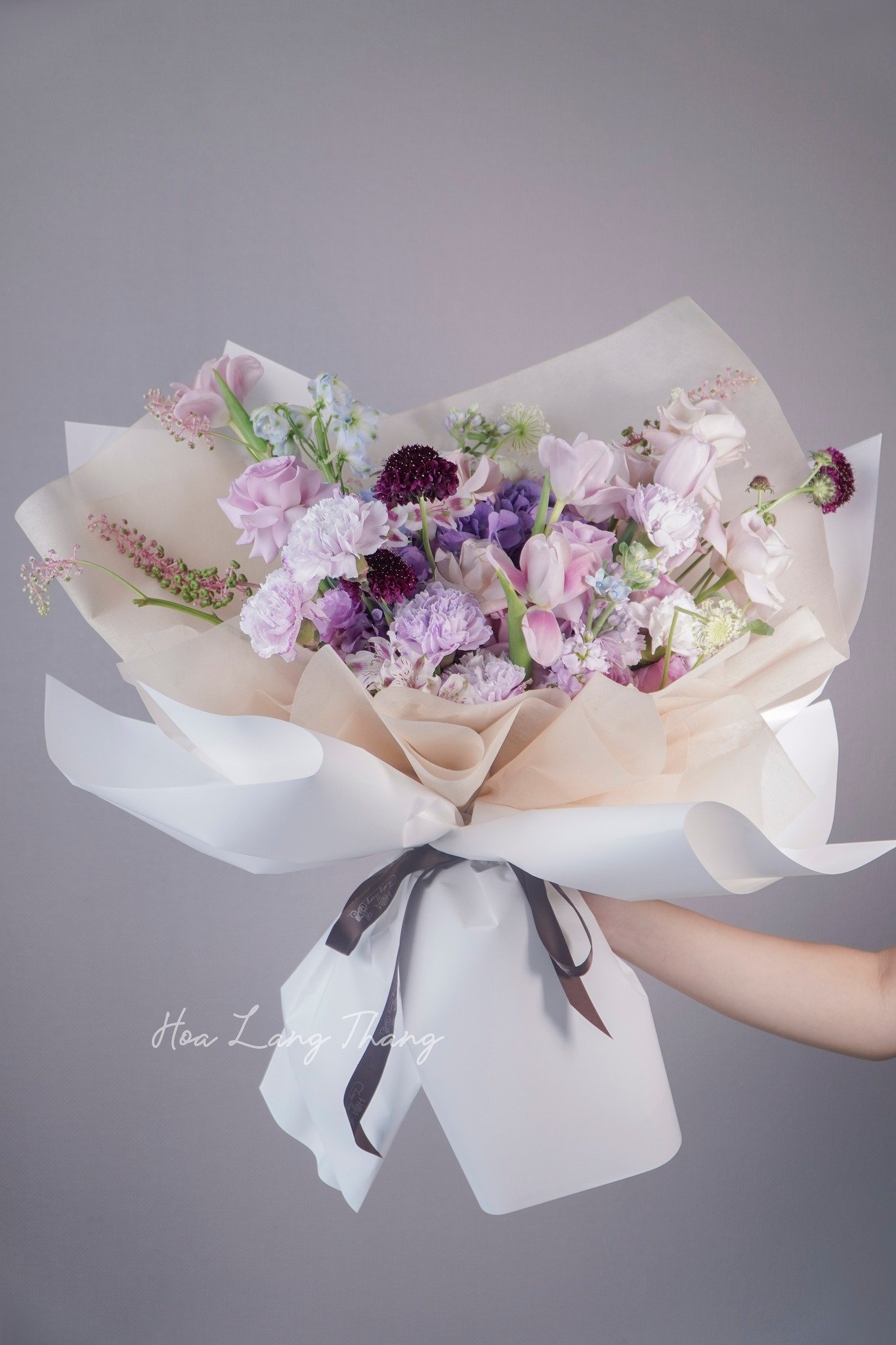 Bouquet hoa gồm tulip, <a href=