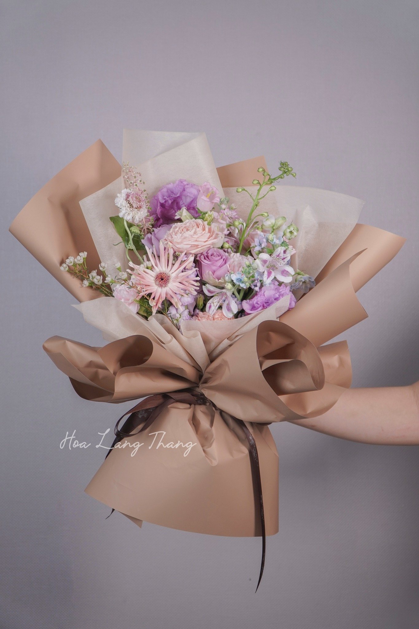 Bó hoa gồm hoa hồng, <a href=